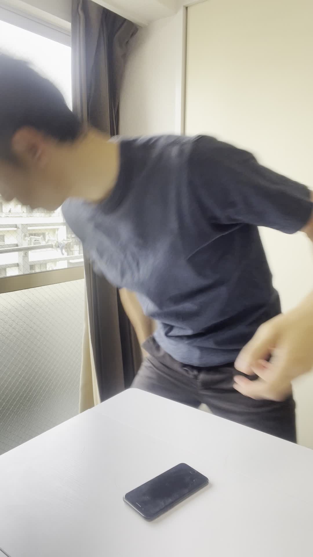 椅子に座りながら、手で髪を軽く整える自然な仕草をする