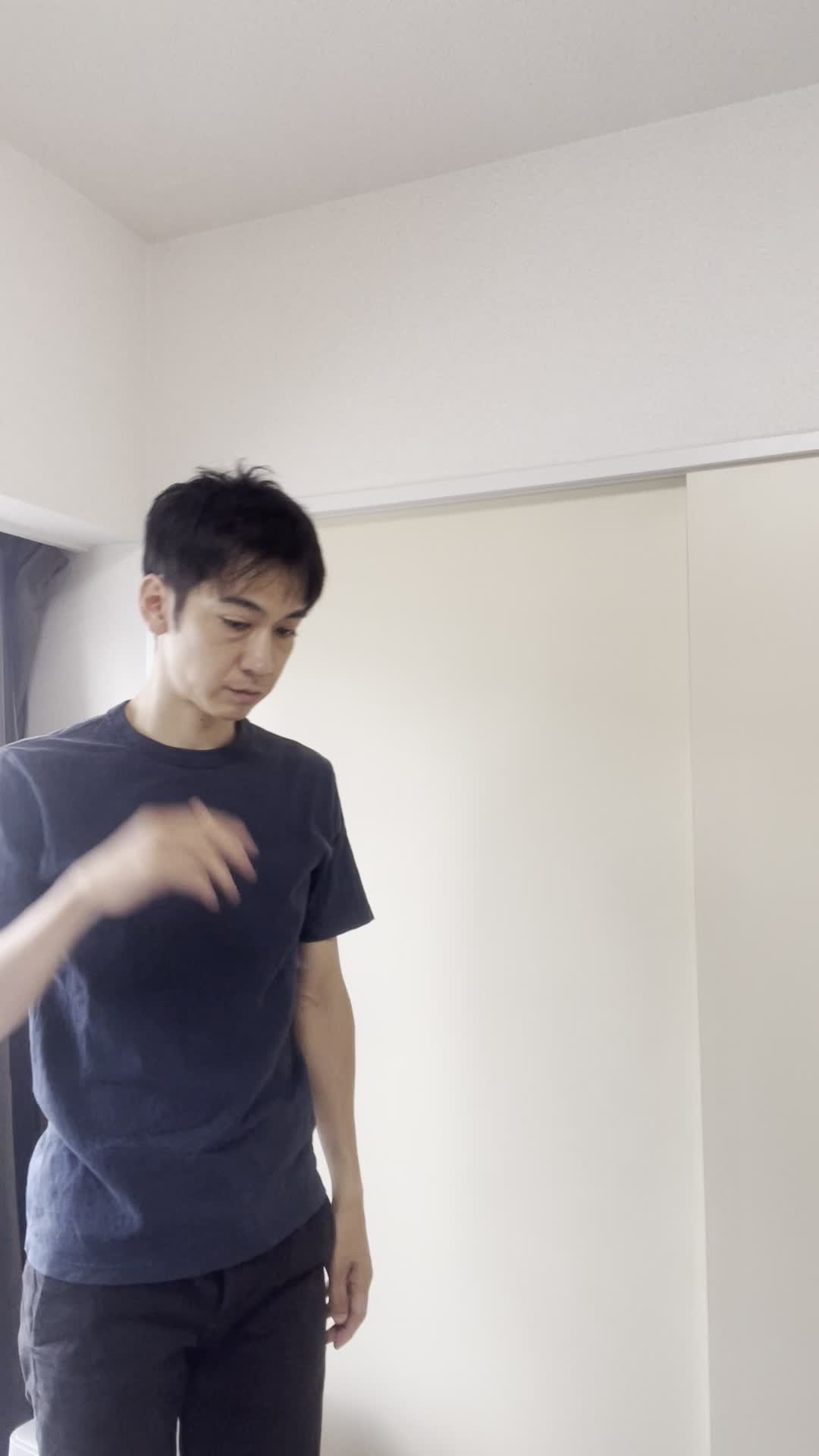 髪を気にしながらリビングで立ち止まり、少し困った表情を浮かべる