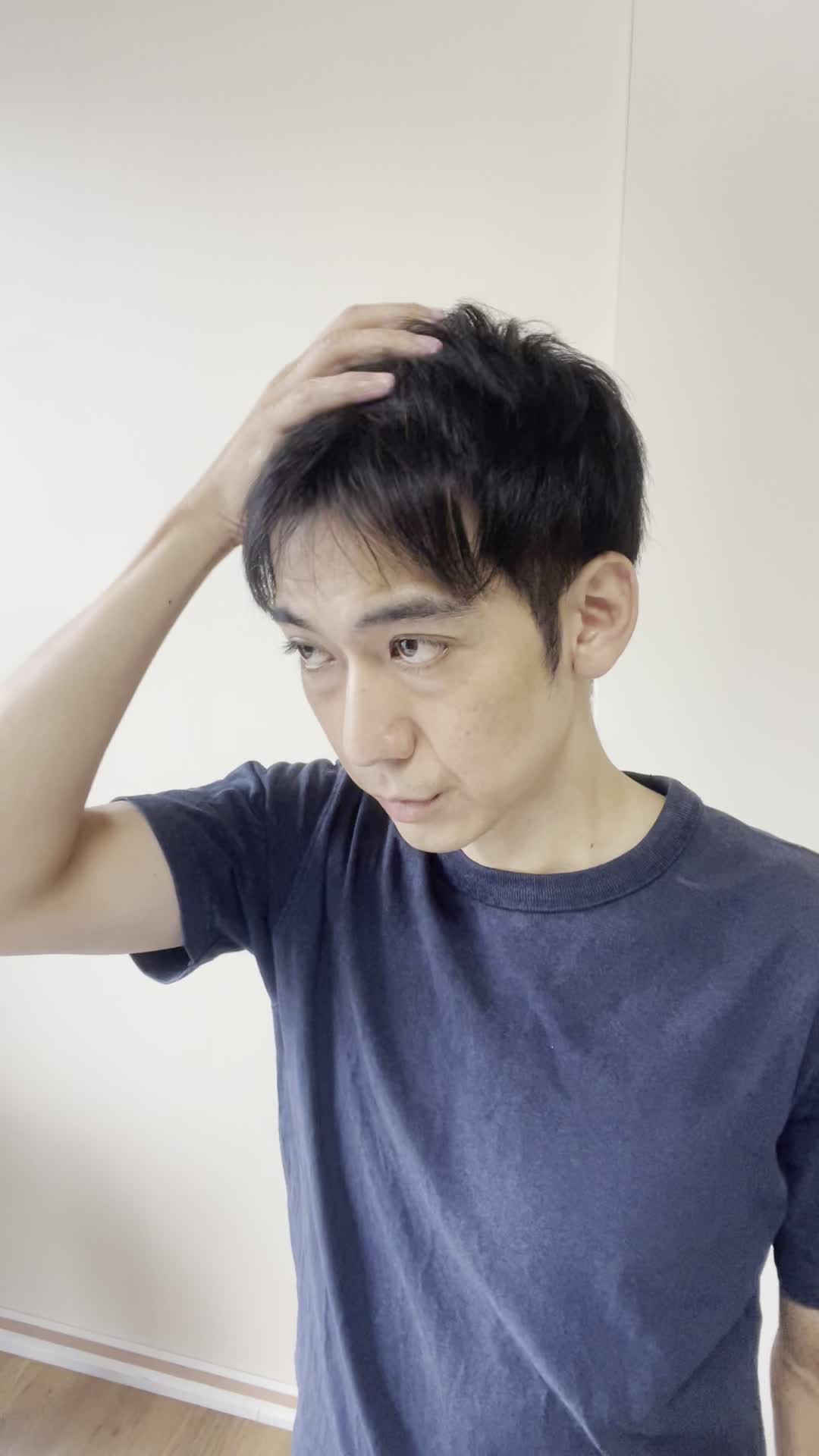 頭に手を当てて深呼吸しながら、冷静さを取り戻している様子を表現する