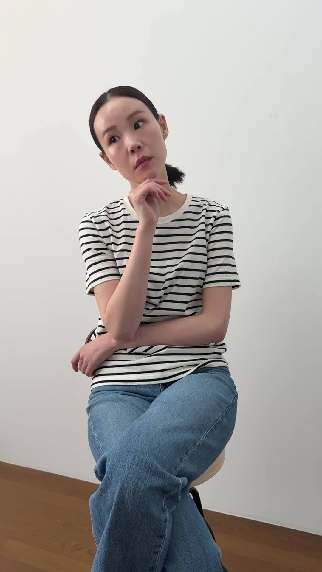 椅子に深く腰掛け、「体調を戻す方法をじっくり考えている」集中した表情