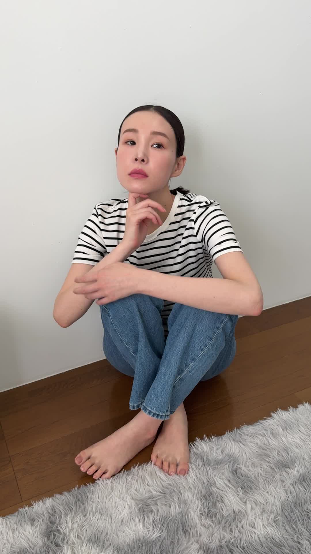 床で膝を抱えながら、「日中のエネルギー不足をどうにかしたい」と考え込む姿