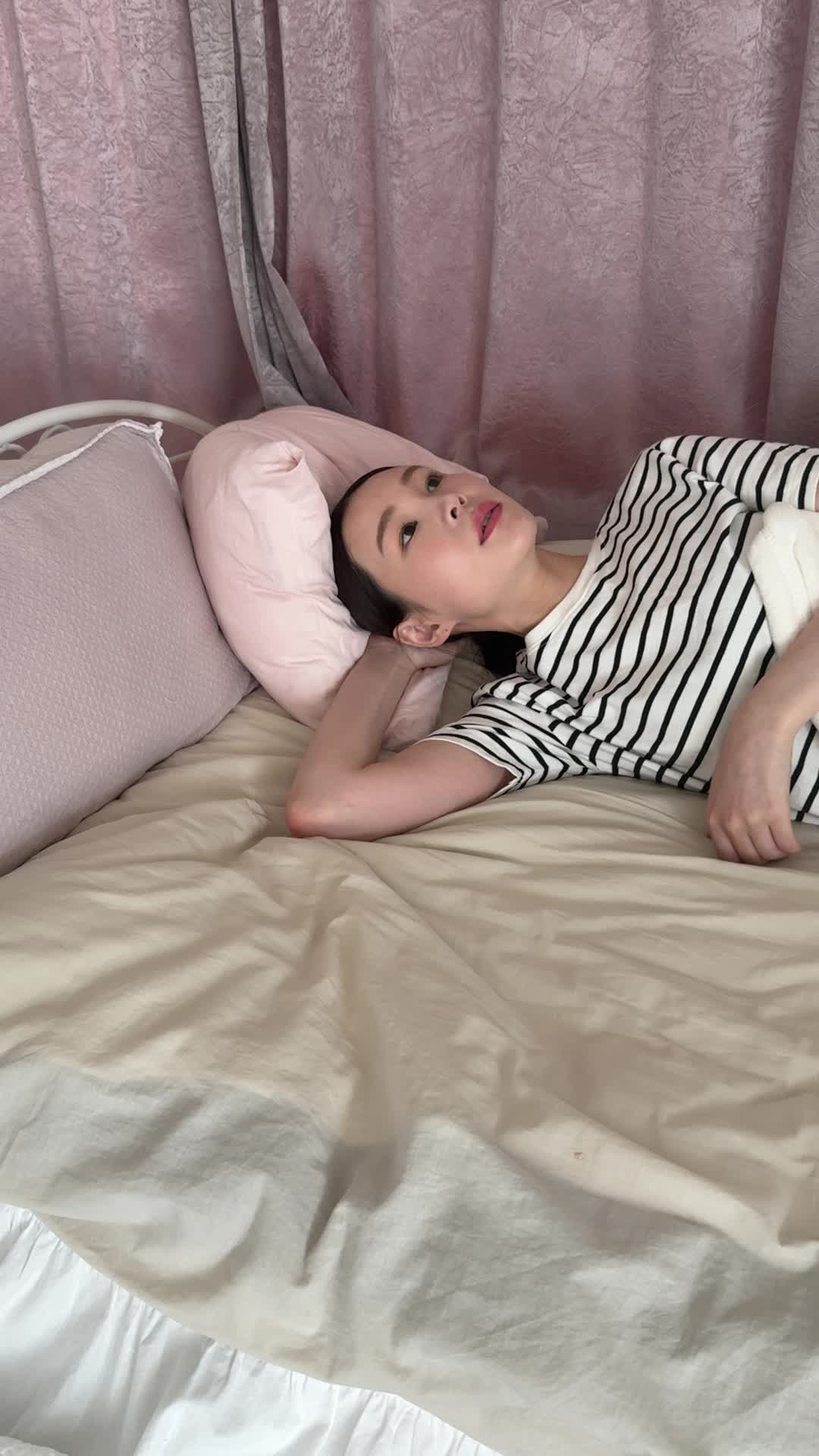 ベッドで横になり、「朝起きた時に疲労感が残っている」と困った表情