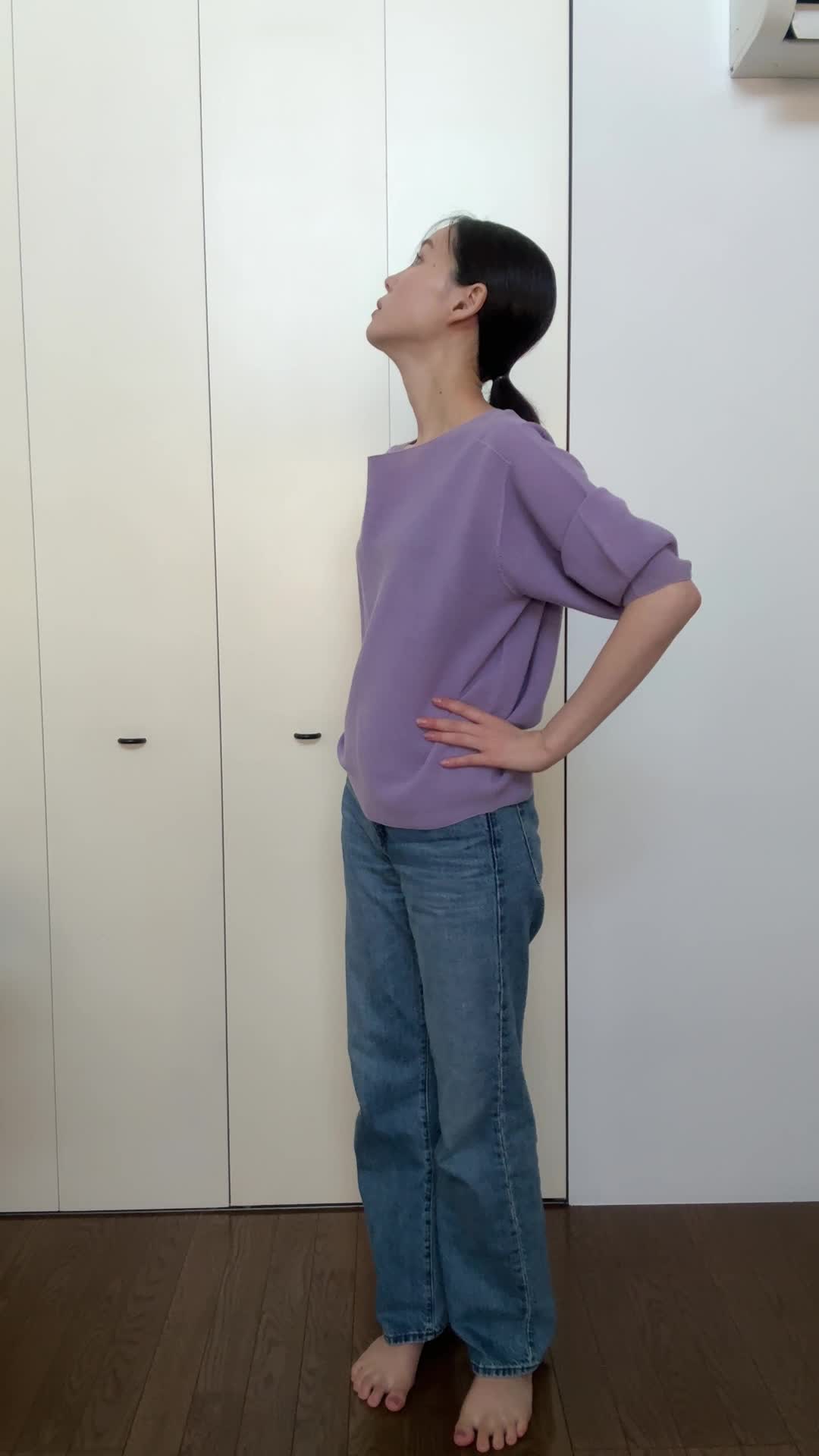 部屋をぐるっと見回して、頷きながら考え込む表情を見せる