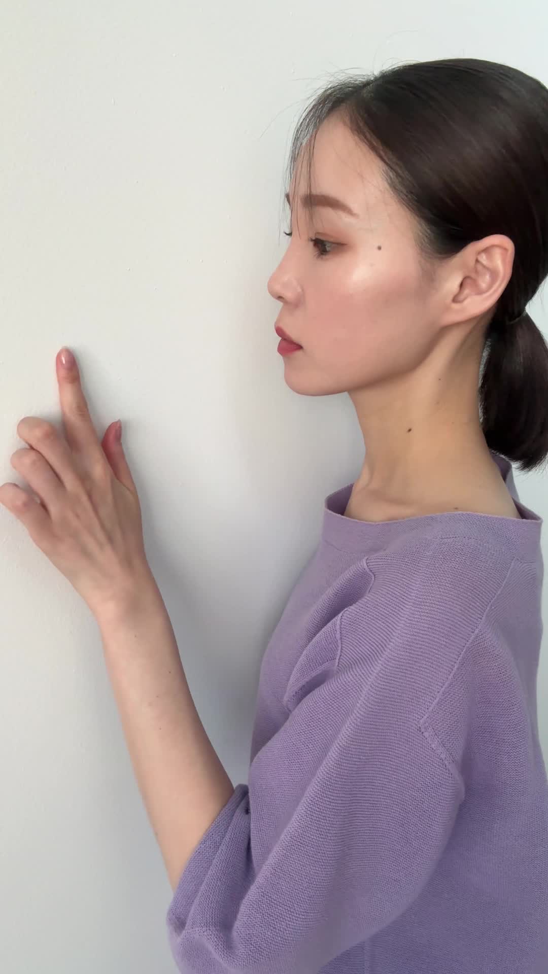 壁の表面をじっと見ながら手で触れる