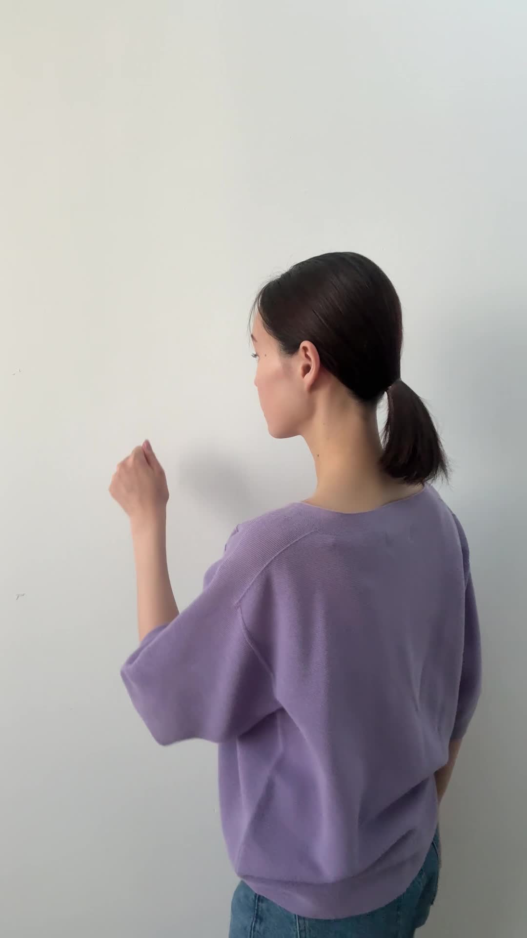 壁に近づいて軽くノックしながら耳を傾ける