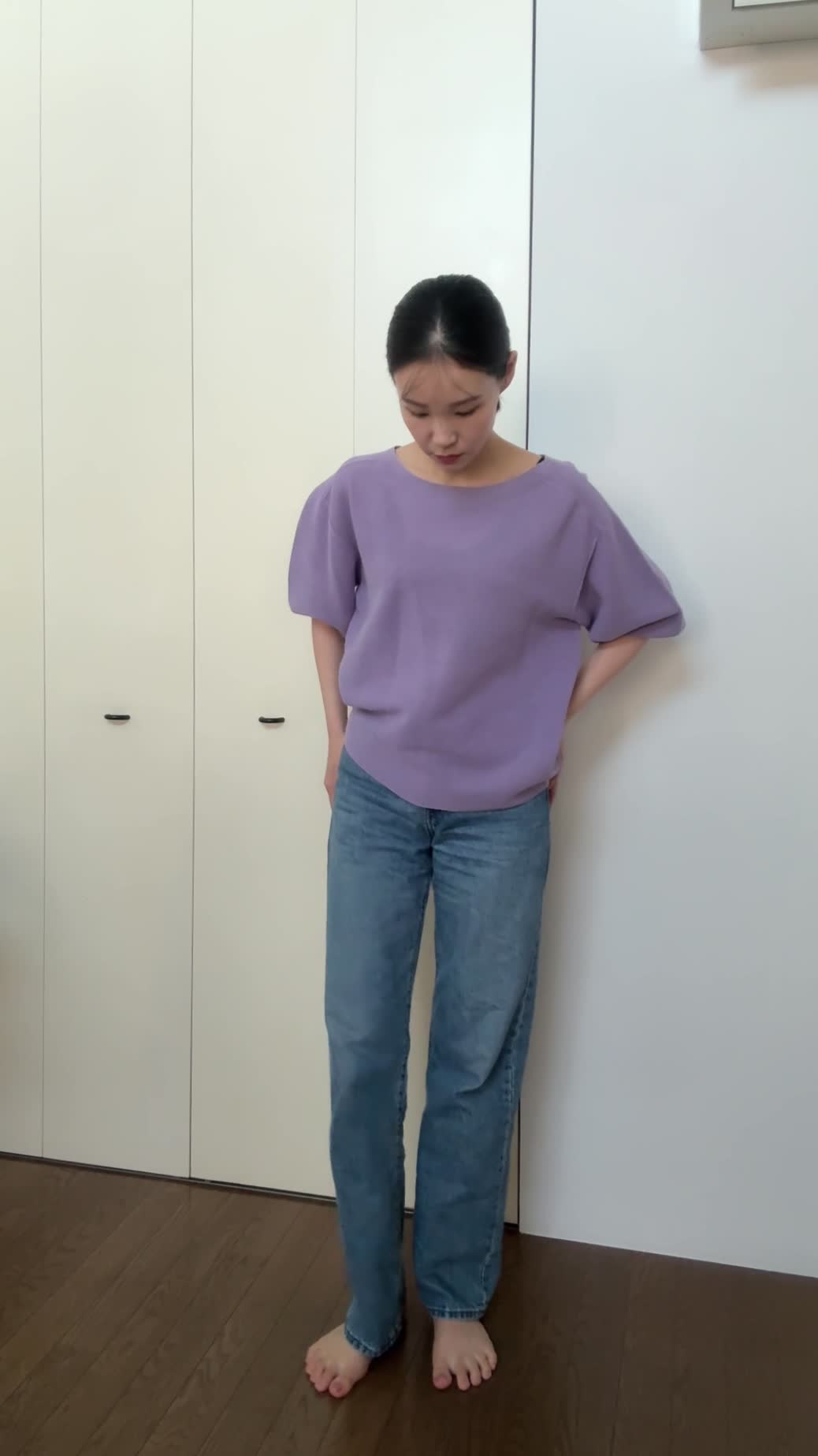 軽く床を踏みながら音を確認するような仕草