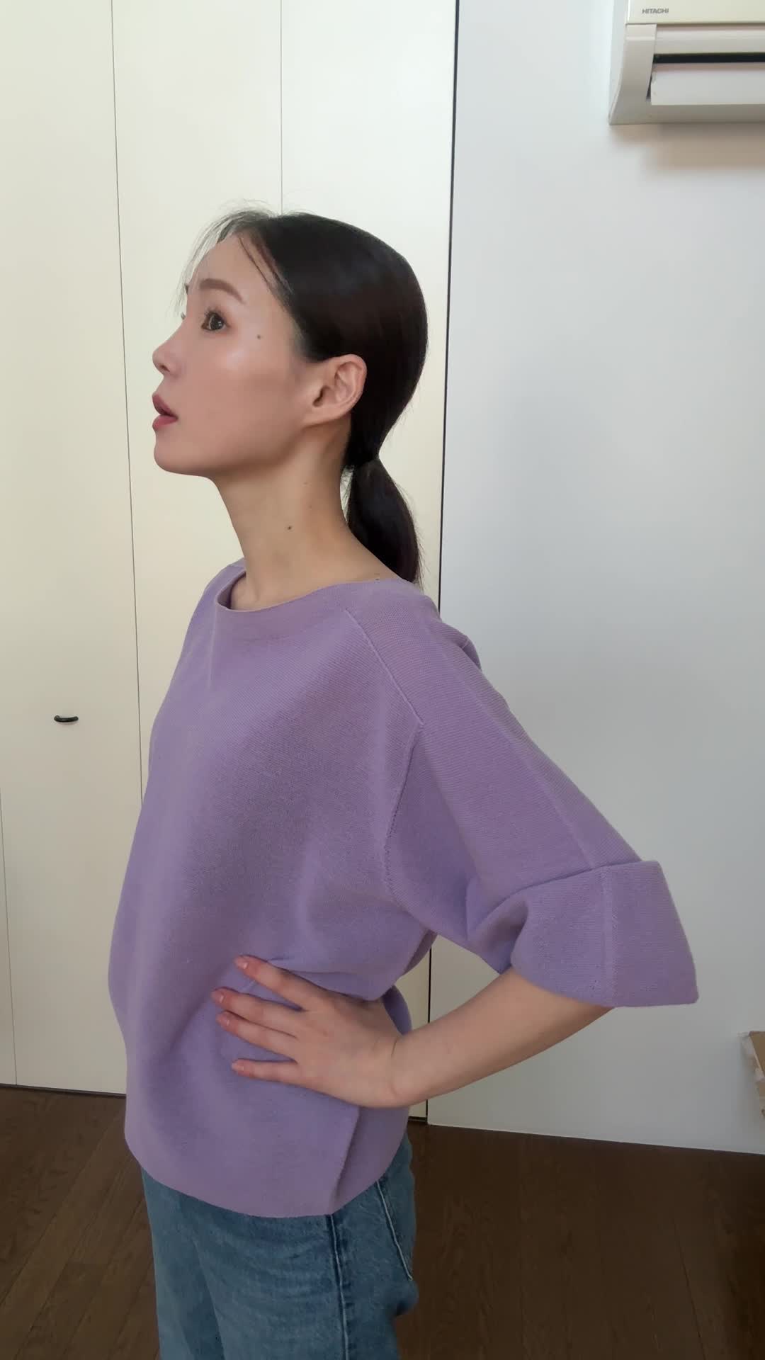 両手を腰に当てて部屋全体を眺め回している