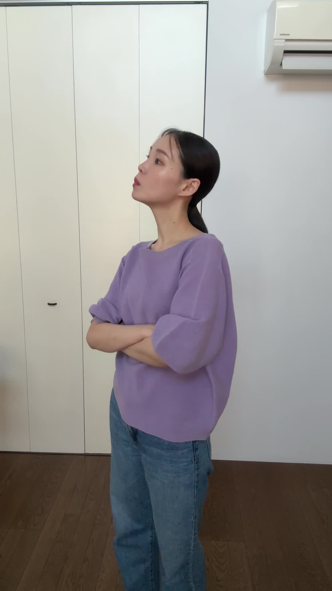 部屋の中心で腕を組みながら考え込む