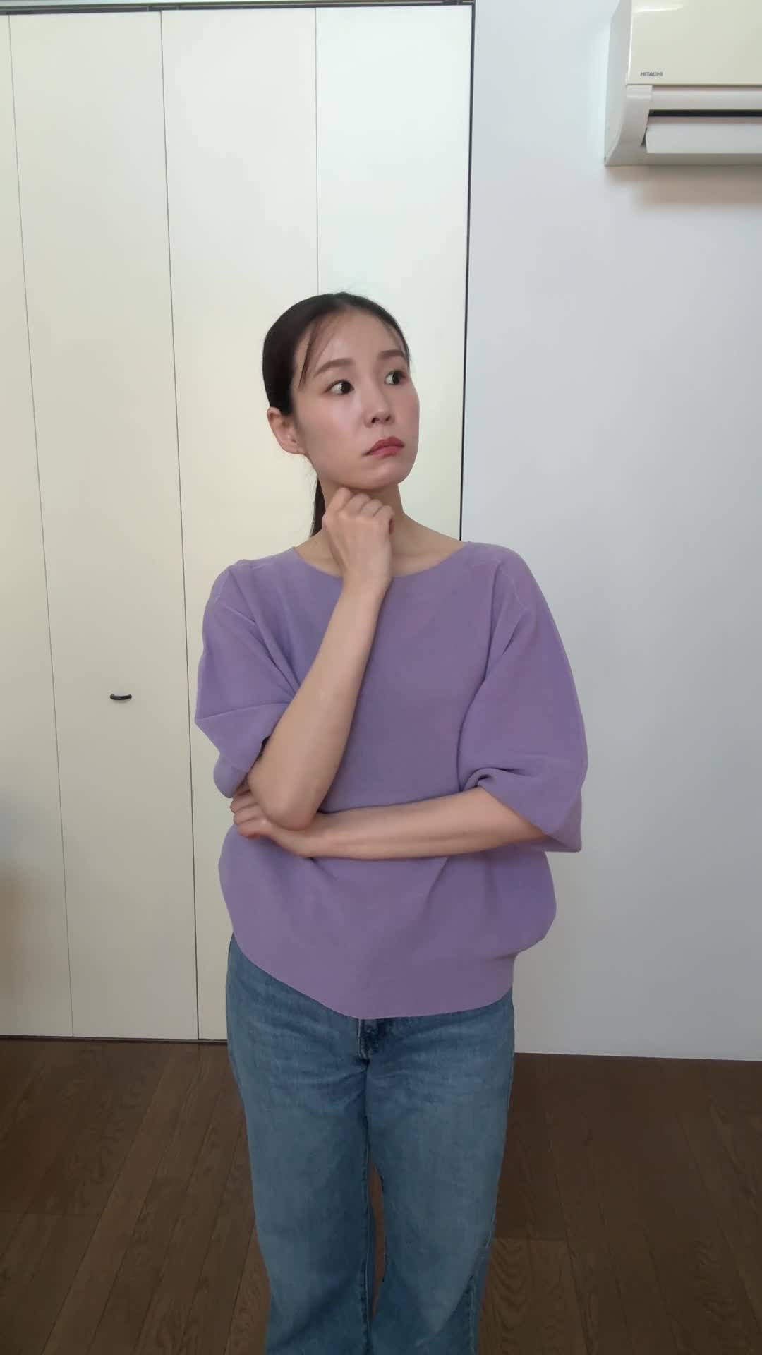 手を顎に当てて、考え込むように部屋を見回す