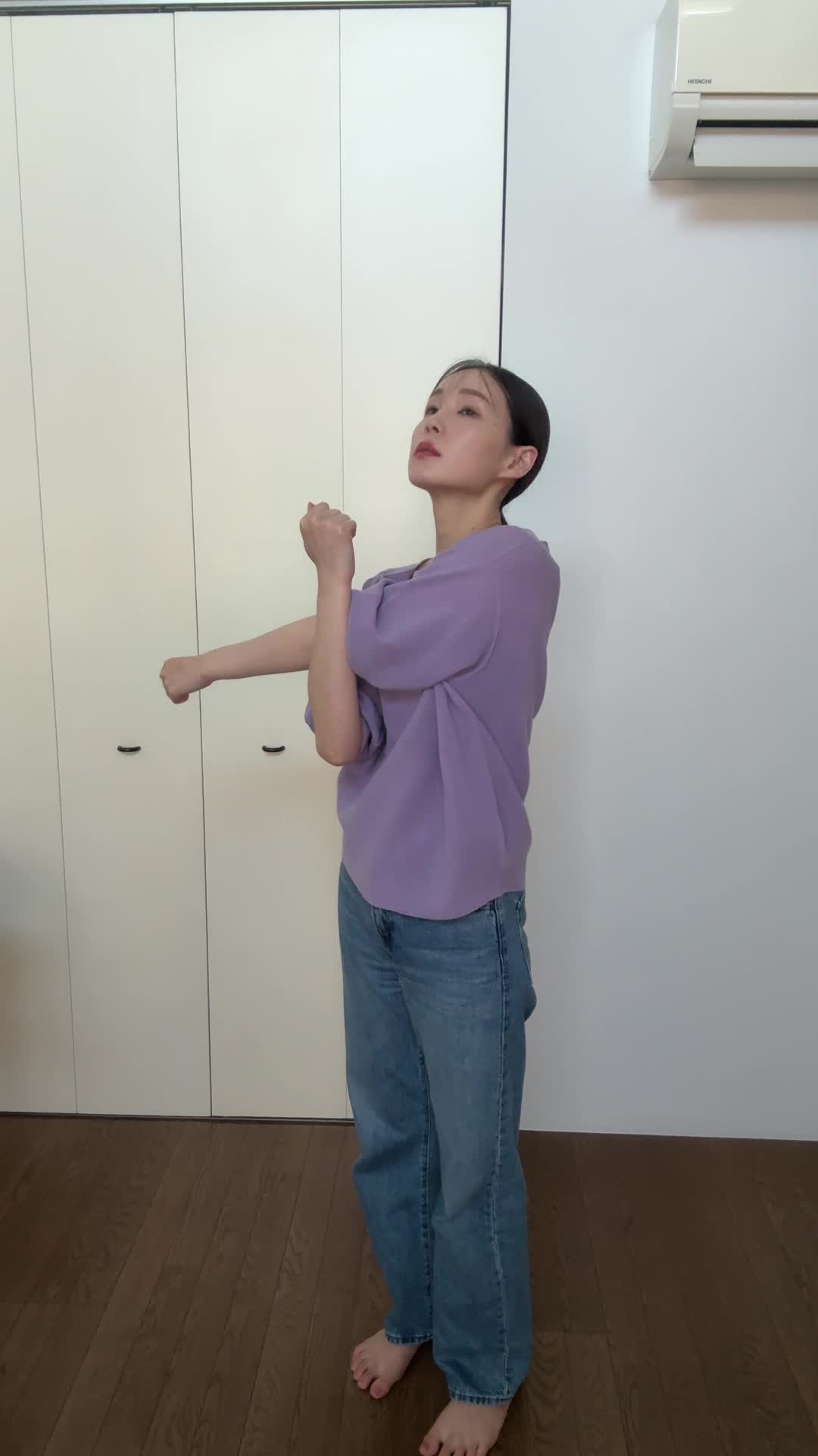 軽くストレッチをしながら部屋を見渡す