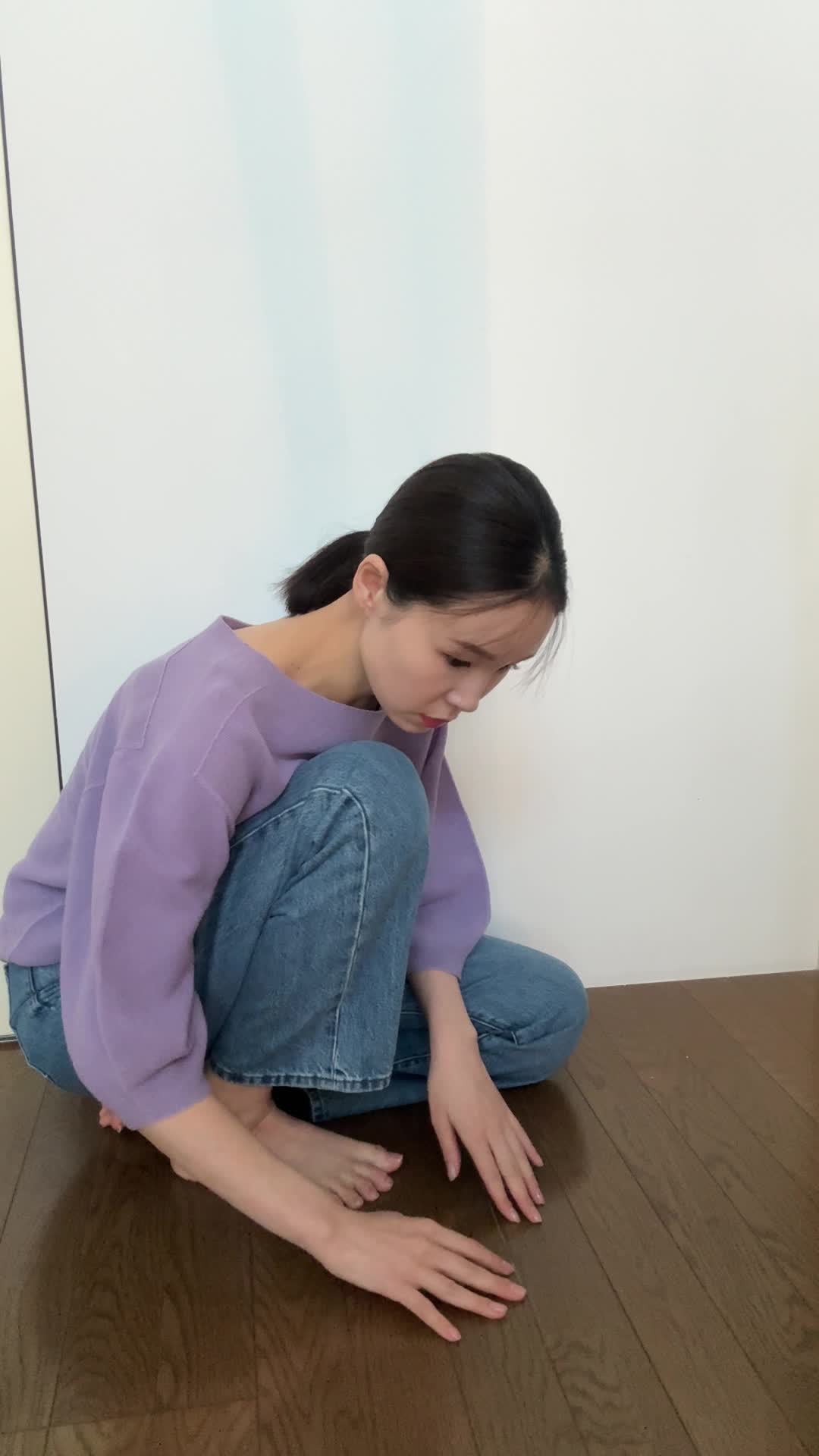 部屋の片隅でしゃがみ込み、何かを探しているような動作