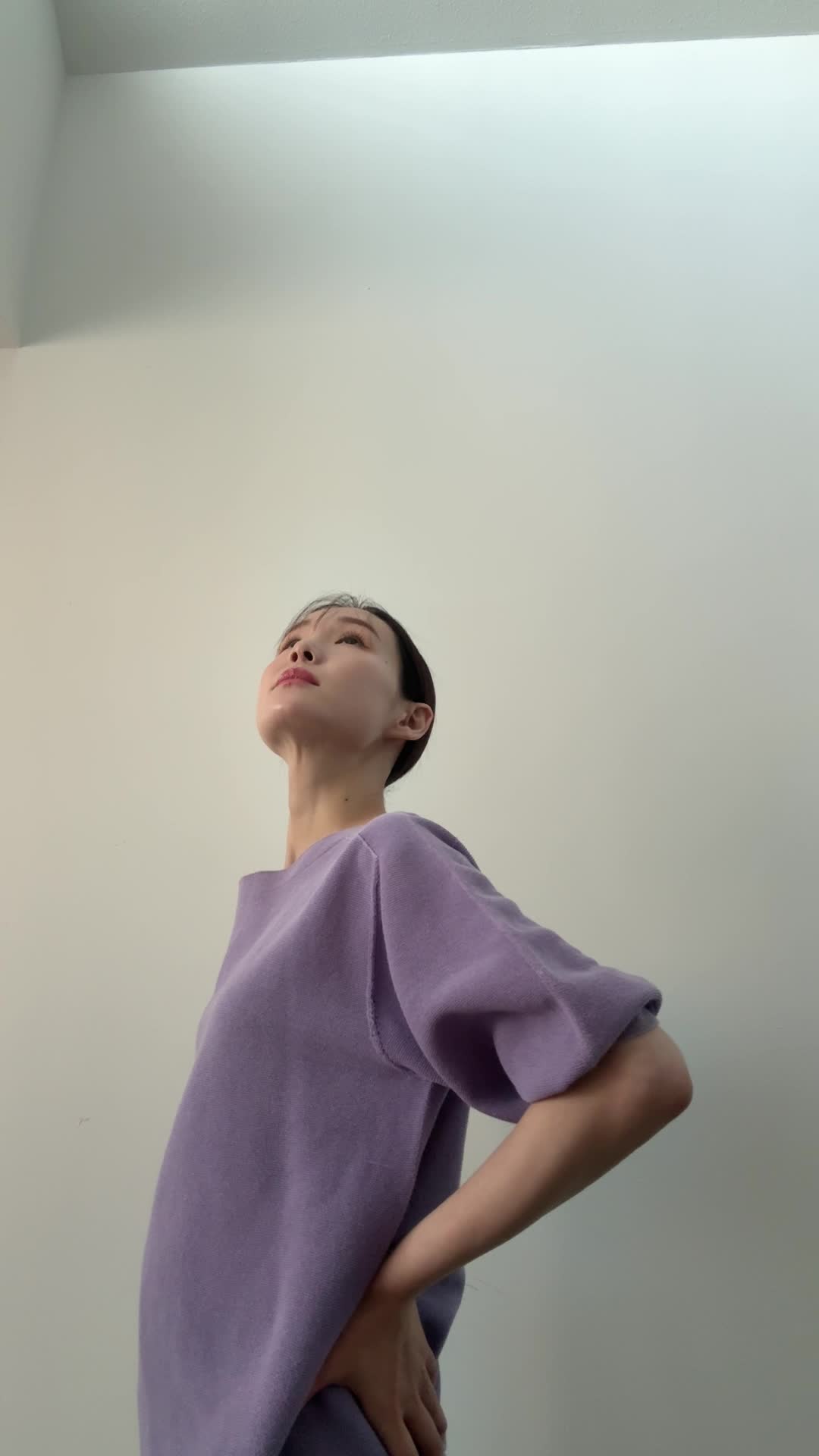 天井を見上げて目を細めるように眺めている