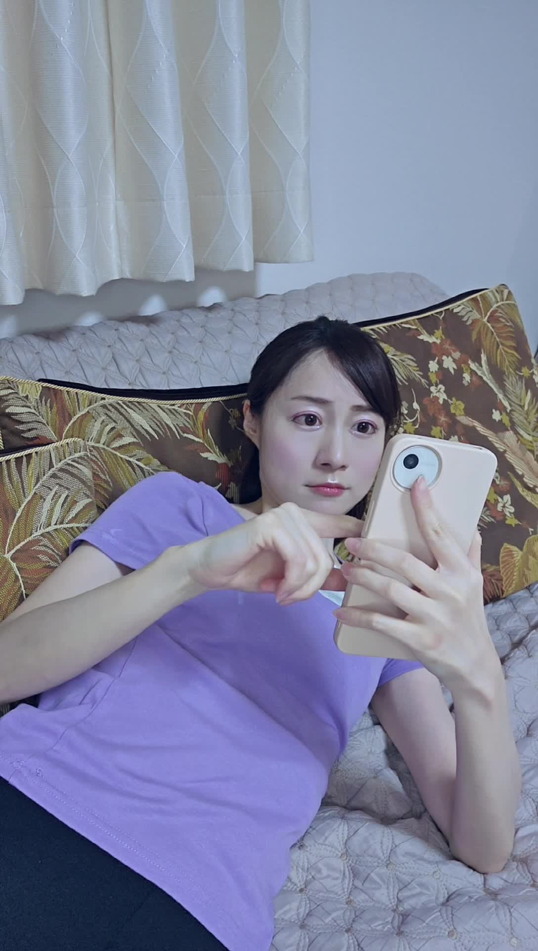 ソファで横になりながら、筋トレ動画を見て「これ無理だろ！」と驚く表情