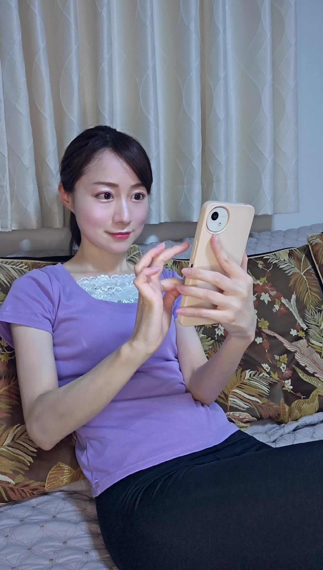 ソファで動画を見ながら、「これなら続けられるかも」と微笑む表情