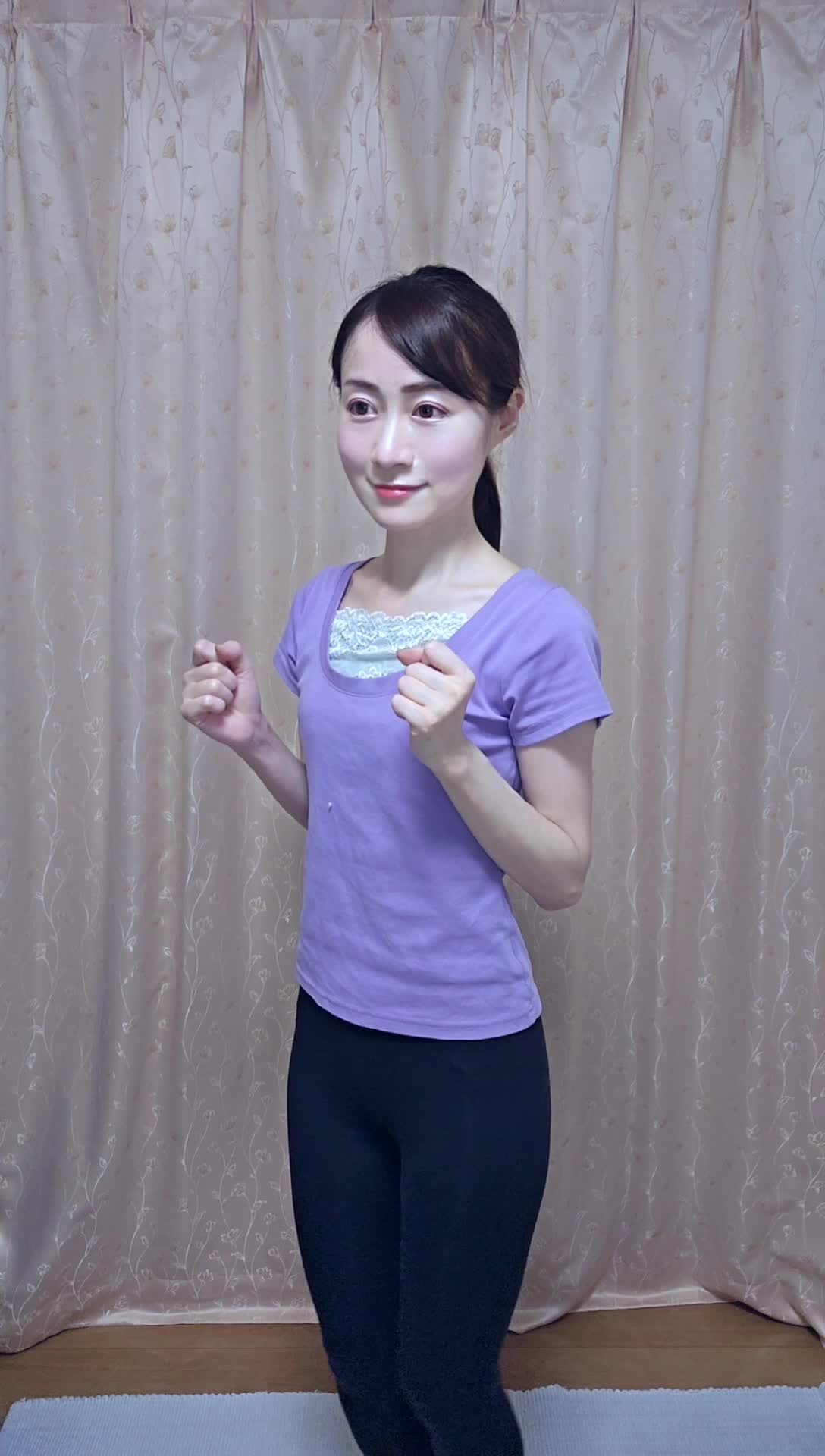 ヨガマットの上で軽くジャンプして「なんか運動っぽい！」と笑顔を見せる動作