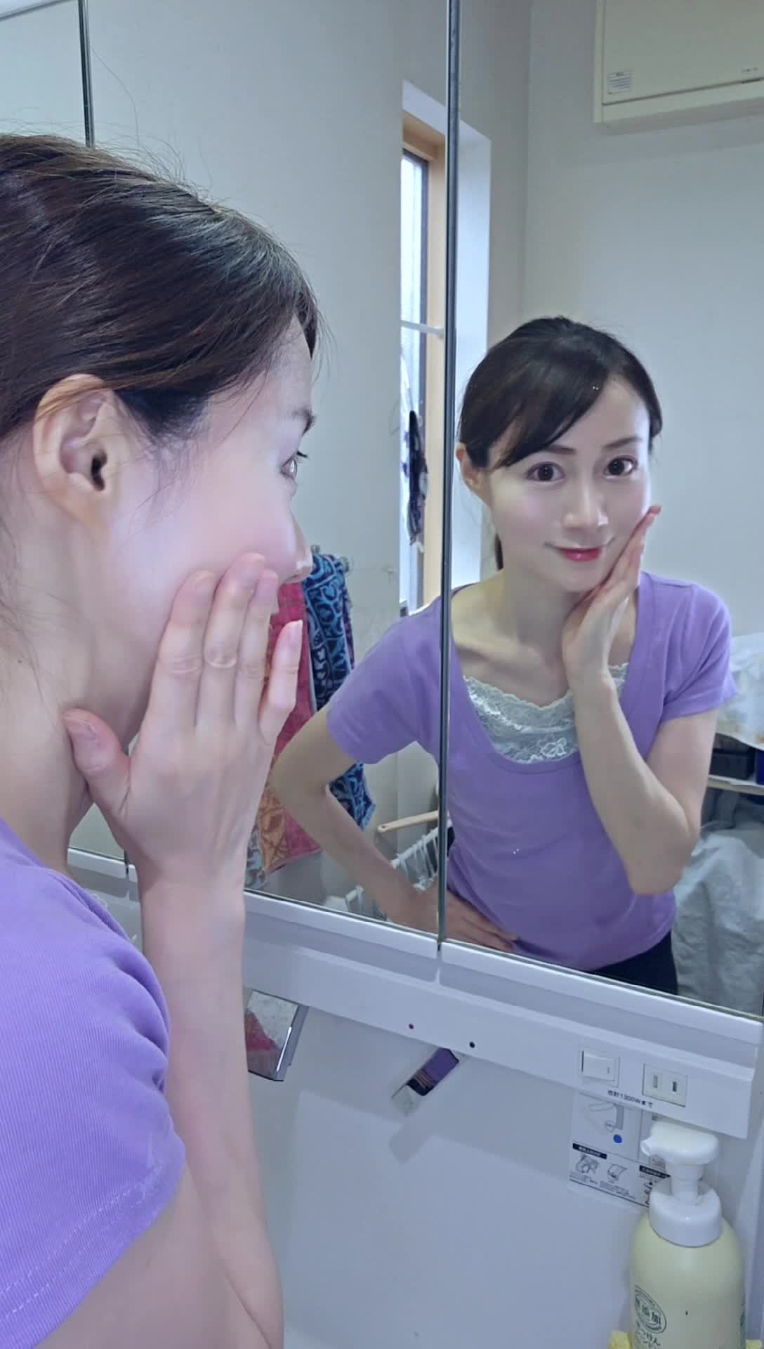 鏡を見ながら、「これでも少しは痩せたかも？」と自信を持つ表情