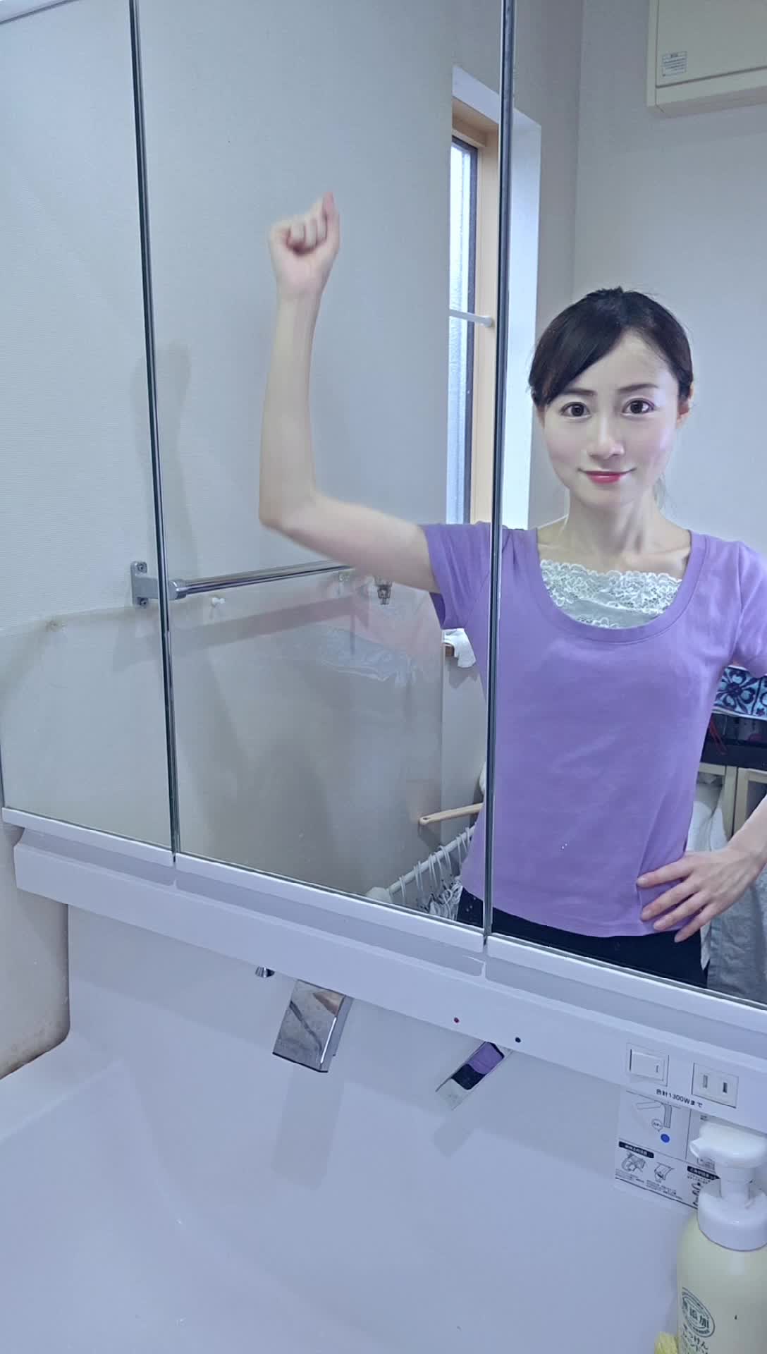 鏡の前で力こぶを作ろうとして「筋肉どこ行った？」と困るリアクション