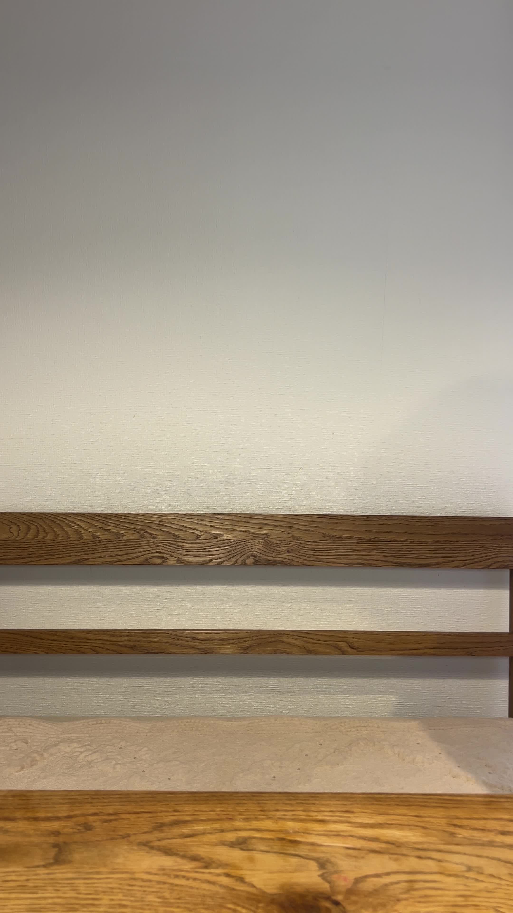 椅子に座り直し、両手で顔を軽くマッサージしている仕草をする