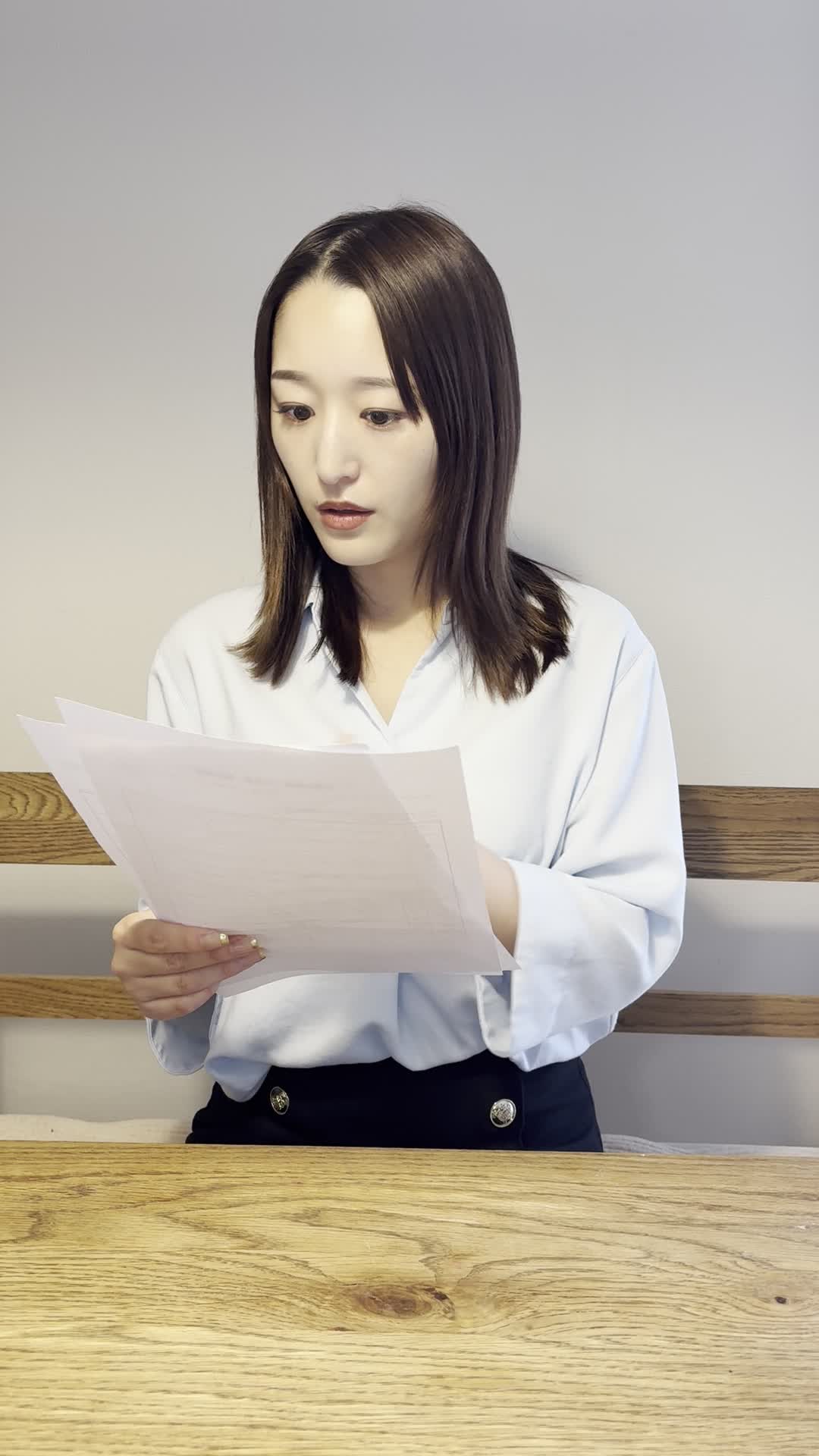 テーブルで車の写真を選び、「これで出品してみよう」と自信を持つ仕草