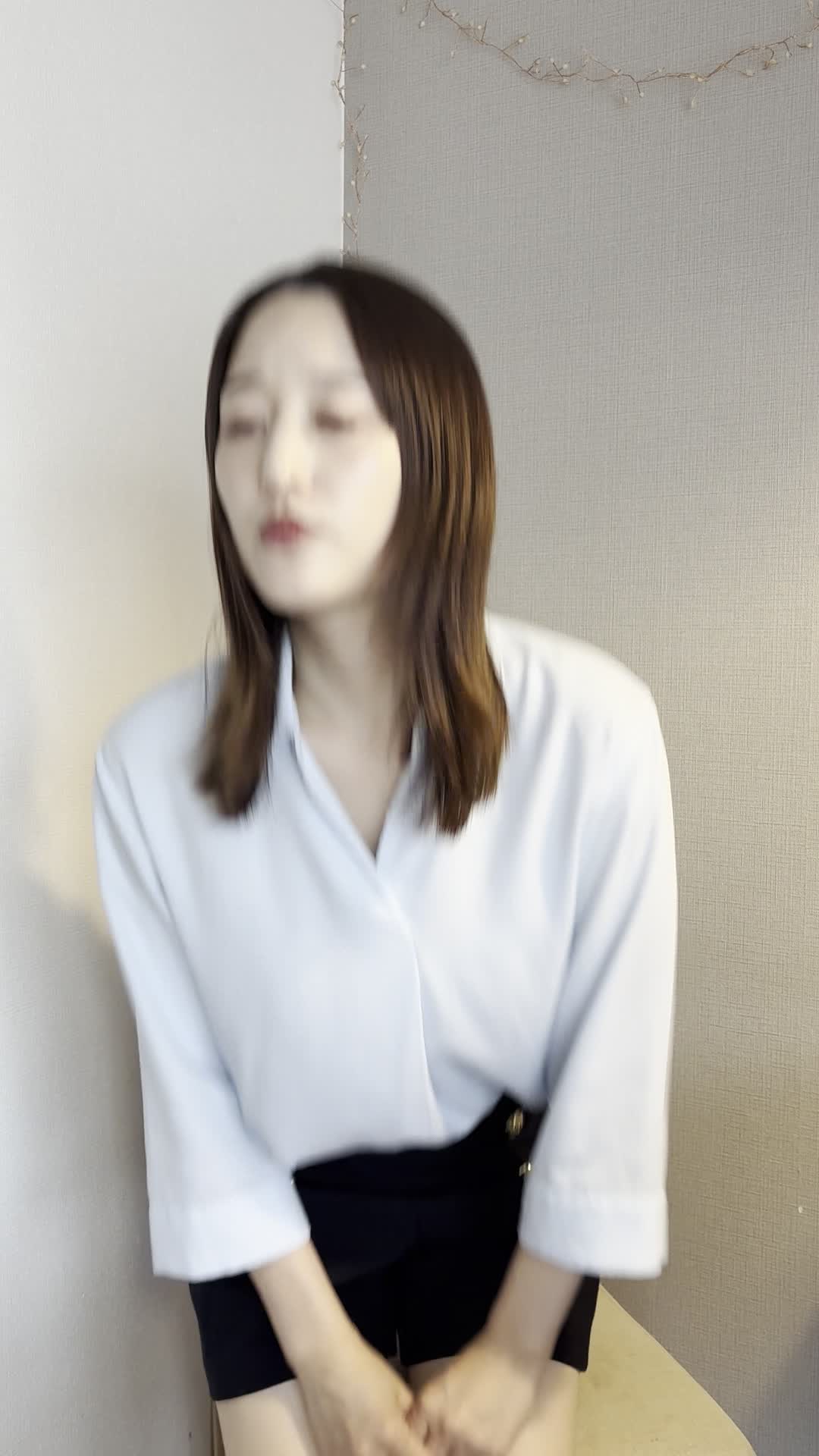 椅子に立ち上がり、「売った後に何をしようか」と考え込む様子