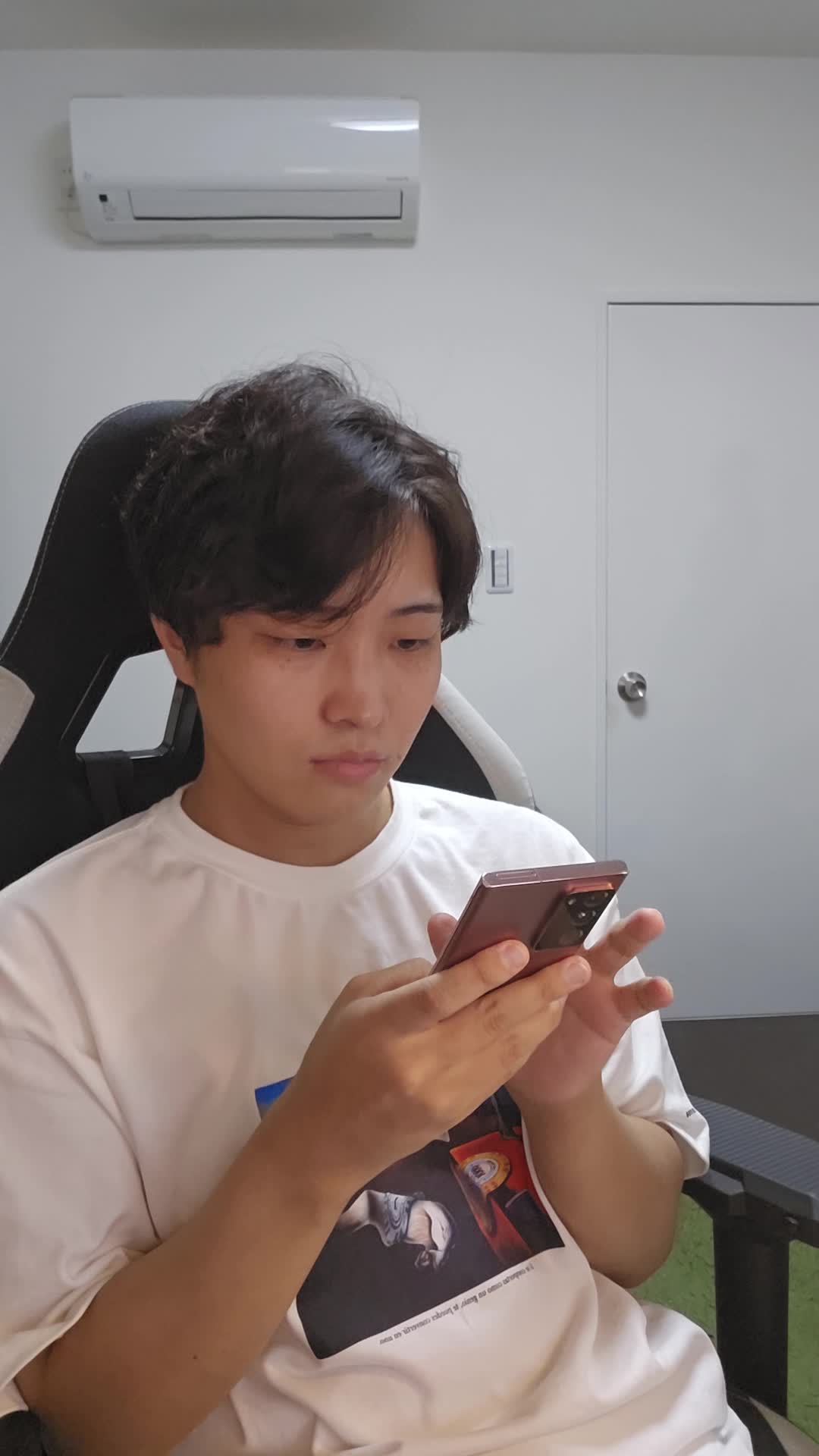 椅子に腰掛け、「腸の調子を整えるための対策を必死に調べる」動作