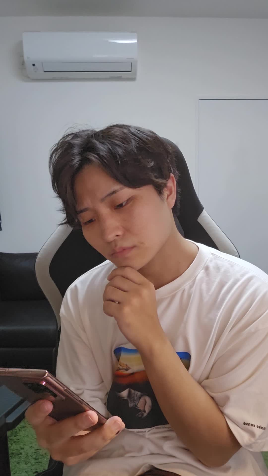 椅子に浅く腰掛け、「腸活サプリメントを試すべきか迷う」悩ましげな表情