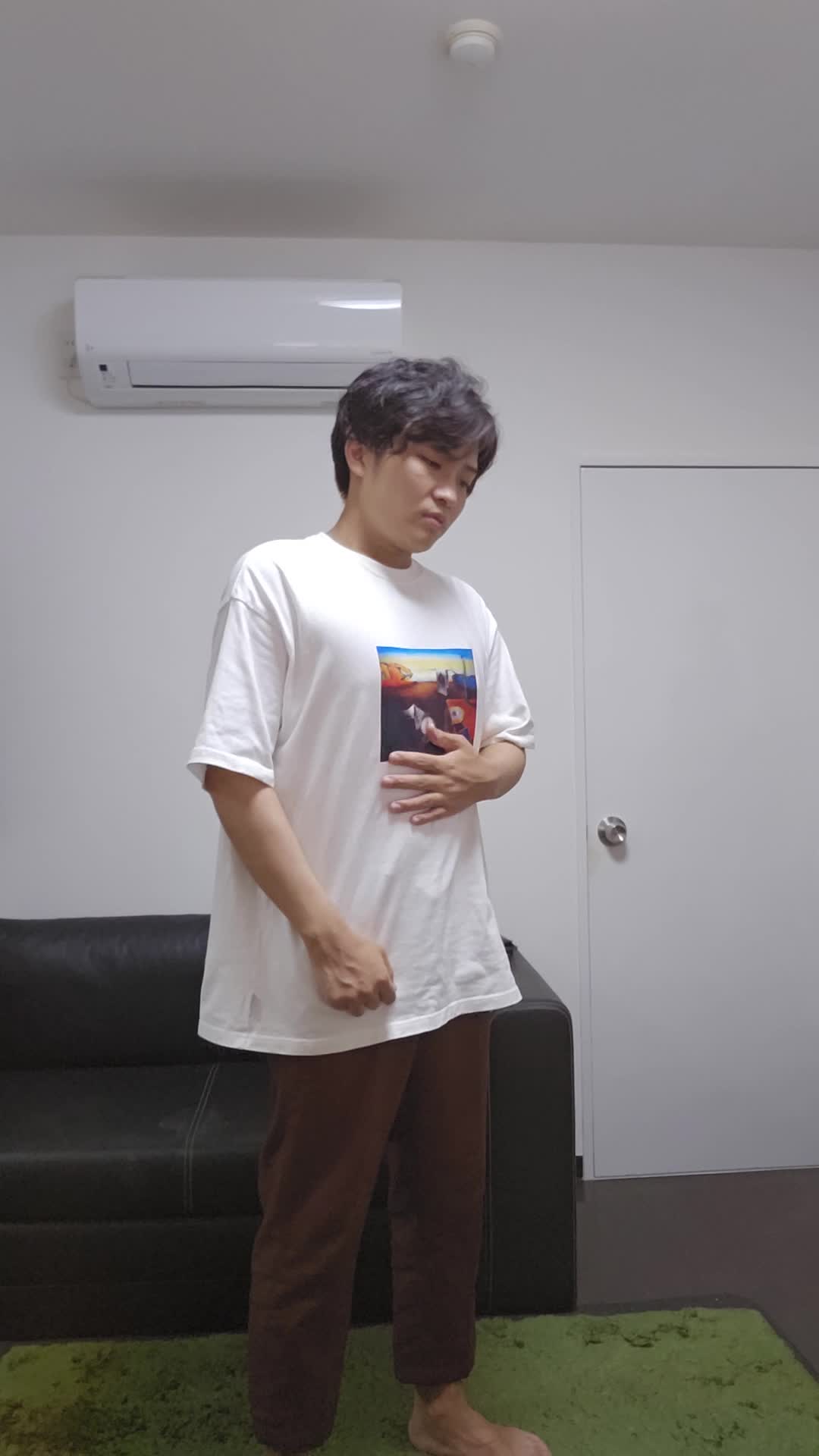 椅子から立ち上がり、「どうして腸の調子がこんなに悪いの？」と肩を落とす姿