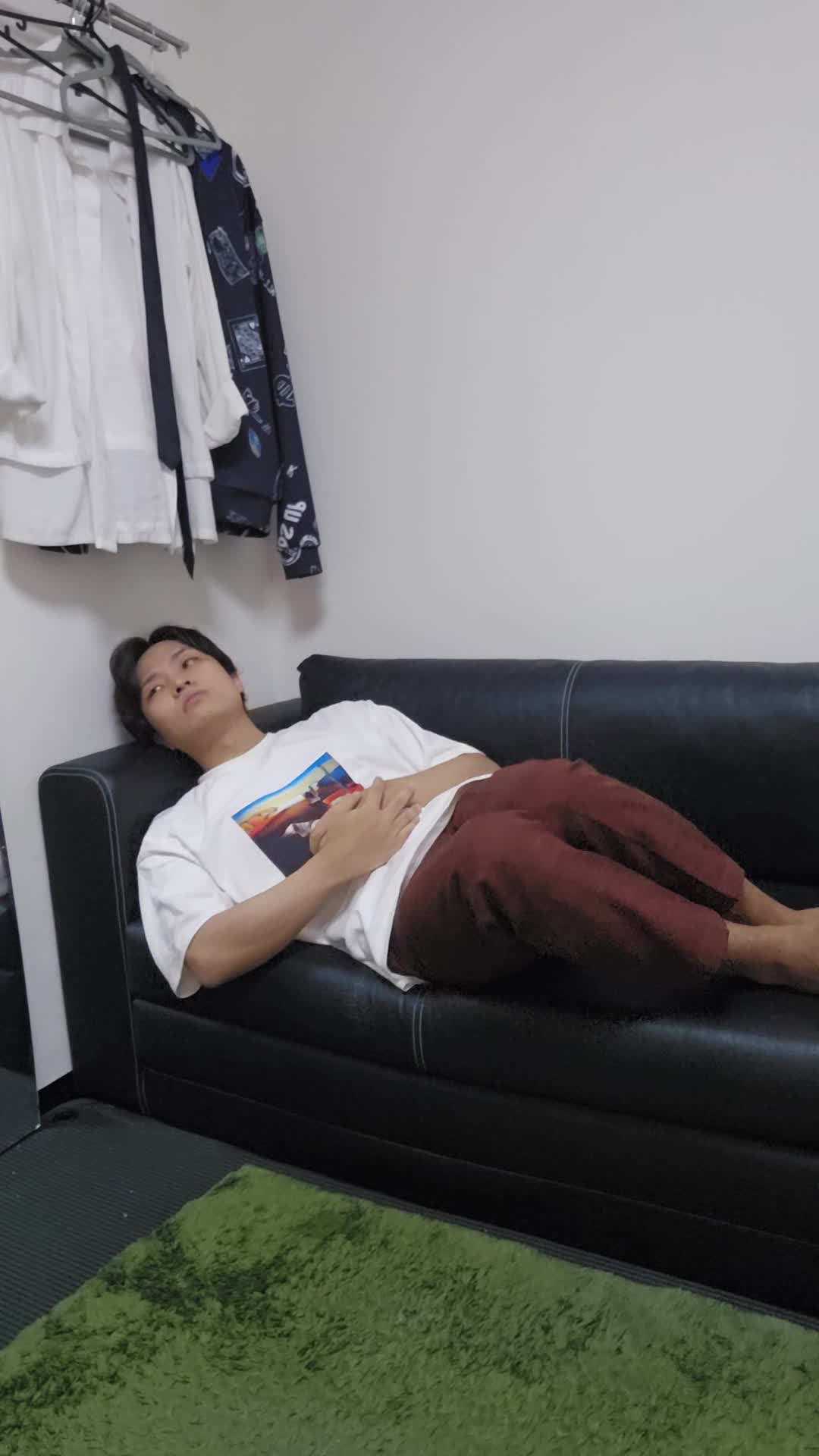 ソファでリラックスしながら、「もう少し楽になりたい…」とぼんやり考える表情