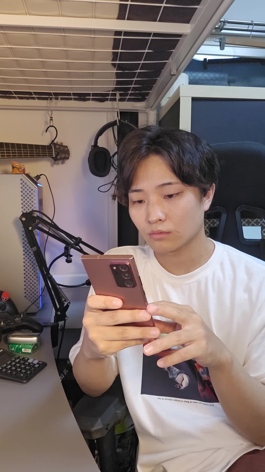 テーブルでスマホを見ながら、「便秘の原因を検索して悩む」真剣な表情