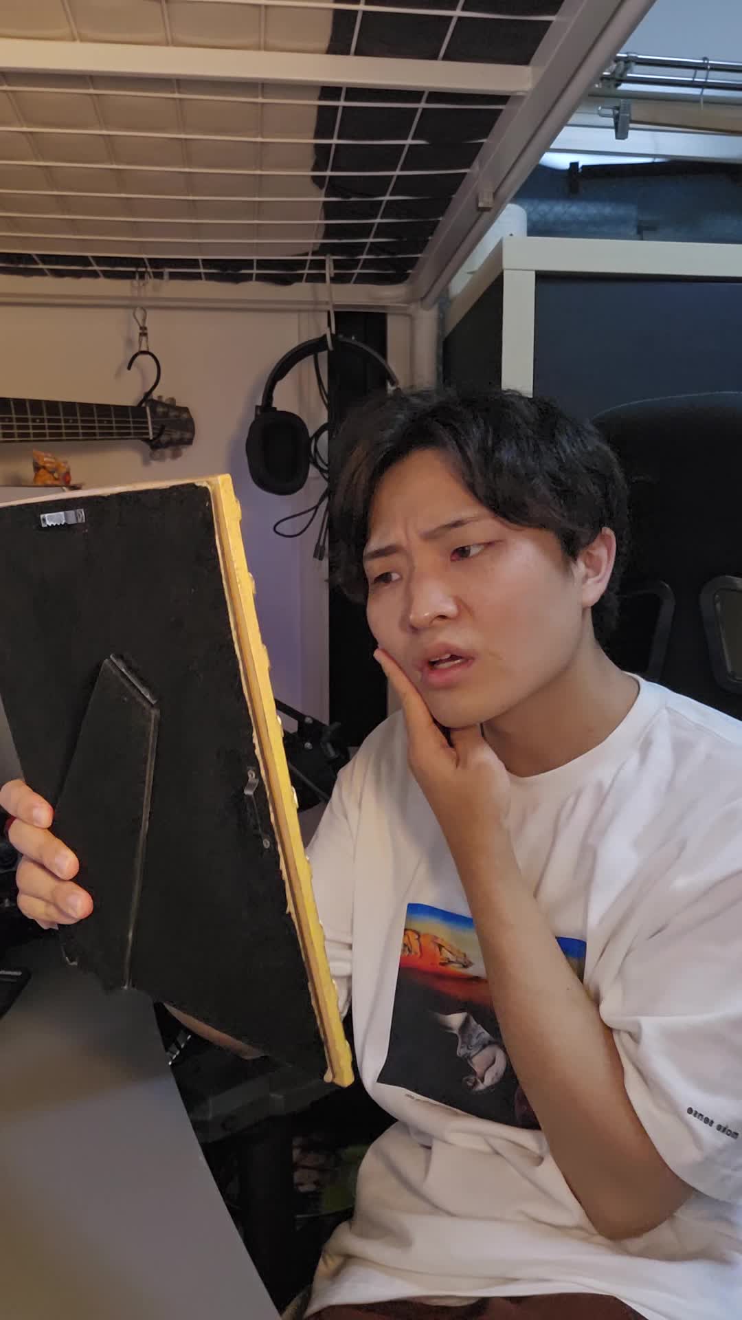 テーブルで鏡を見ながら、「顔色が悪くて腸の不調のせいかも」と気にする様子