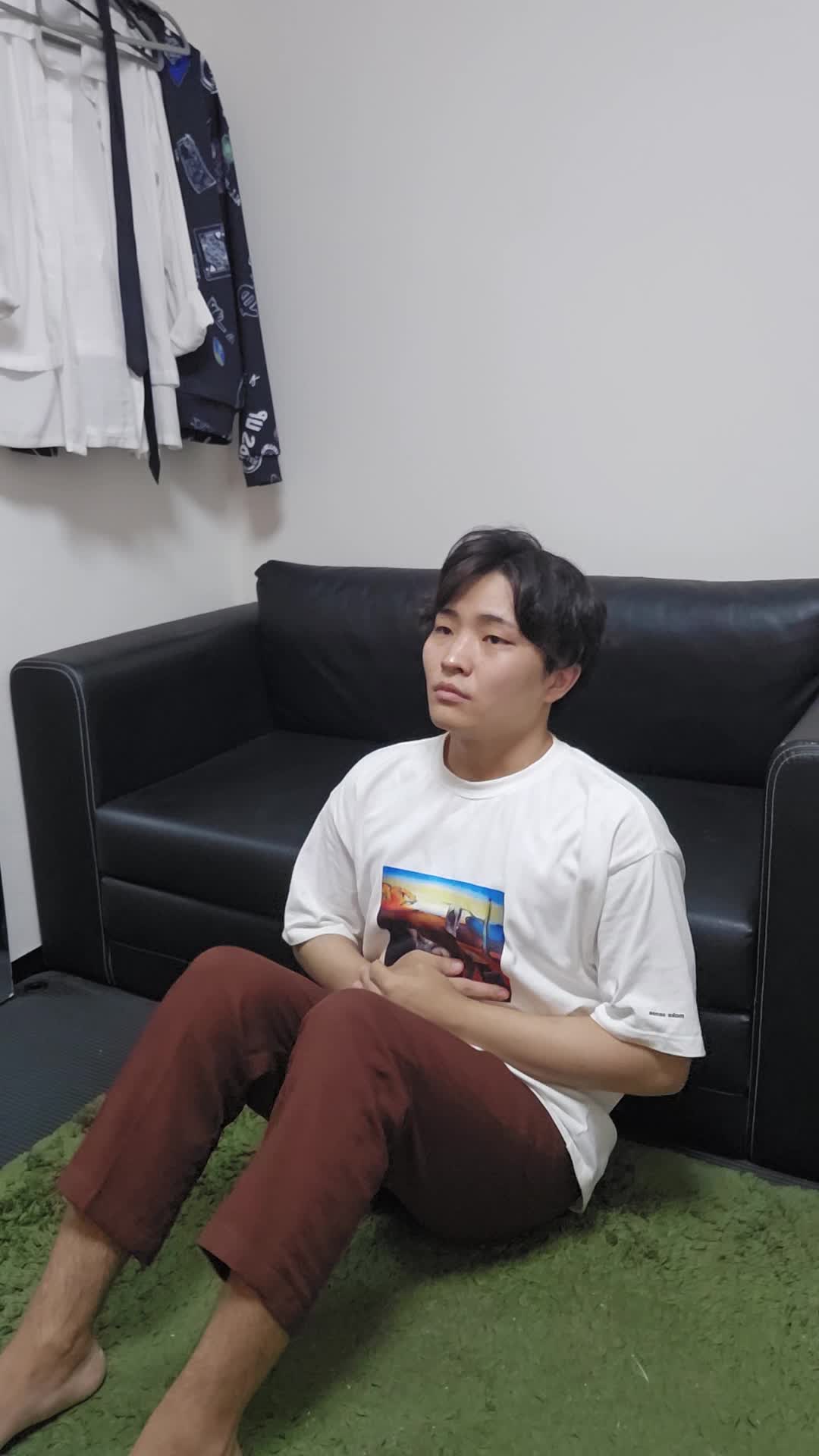 床に座り込み、「お腹が張っていてスッキリしない」とため息をつく姿