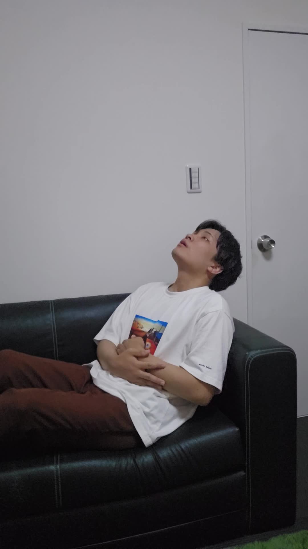 ベッドで横になりながら、「この生活から抜け出したい…」と未来を想像して悩む様子