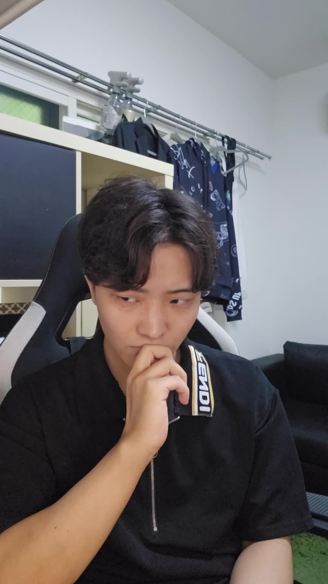 椅子に深く腰掛け、「体調を戻す方法をじっくり考えている」集中した表情