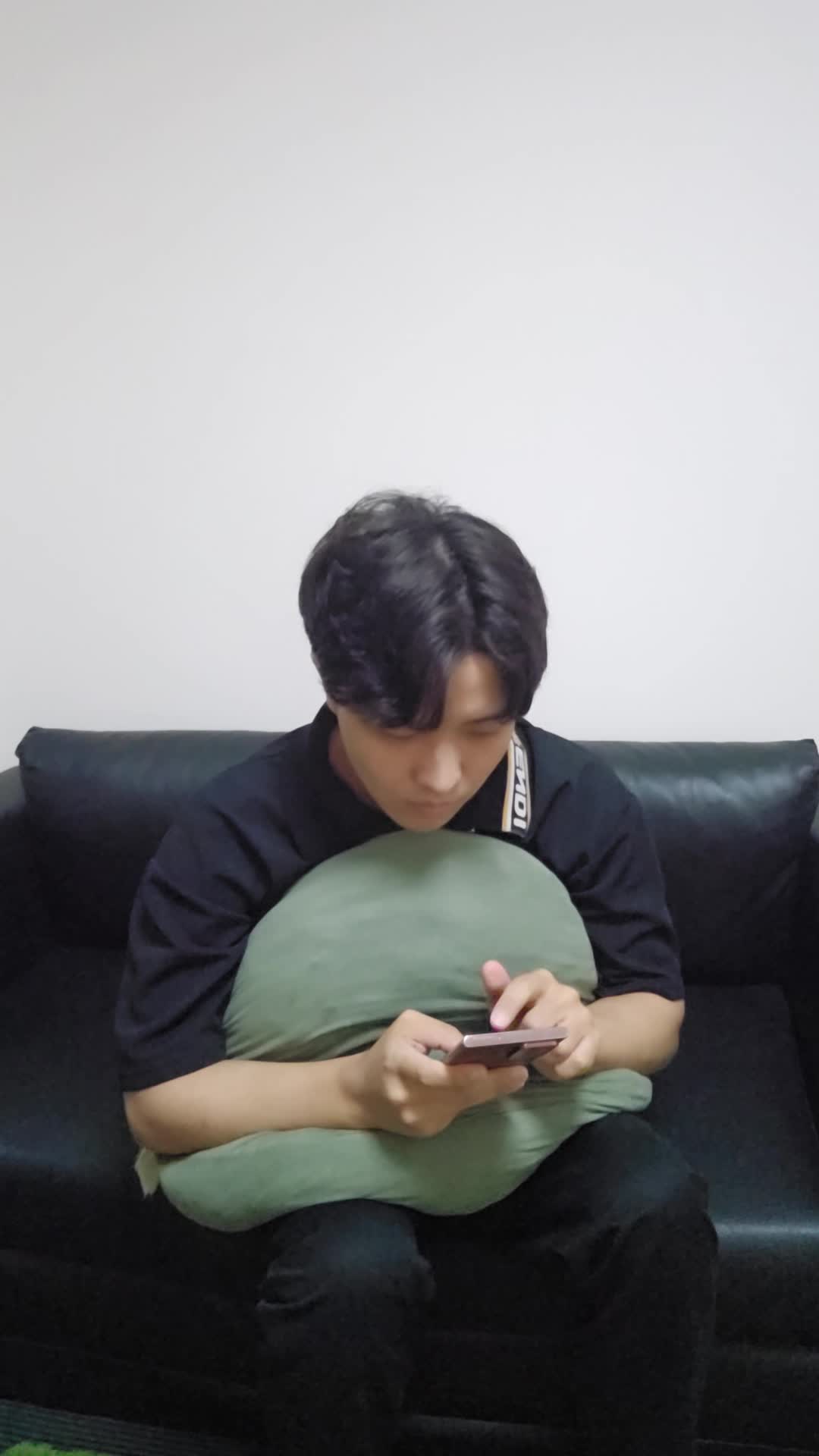 ソファでクッションを抱え、「疲労感が抜けない原因を調べている」集中した表情