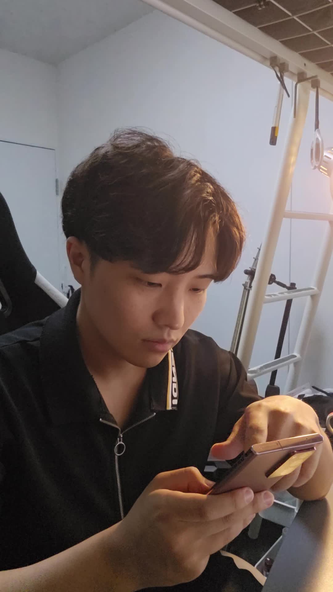 テーブルでスマホを見ながら、「体調を整える方法を必死に検索する」真剣な表情