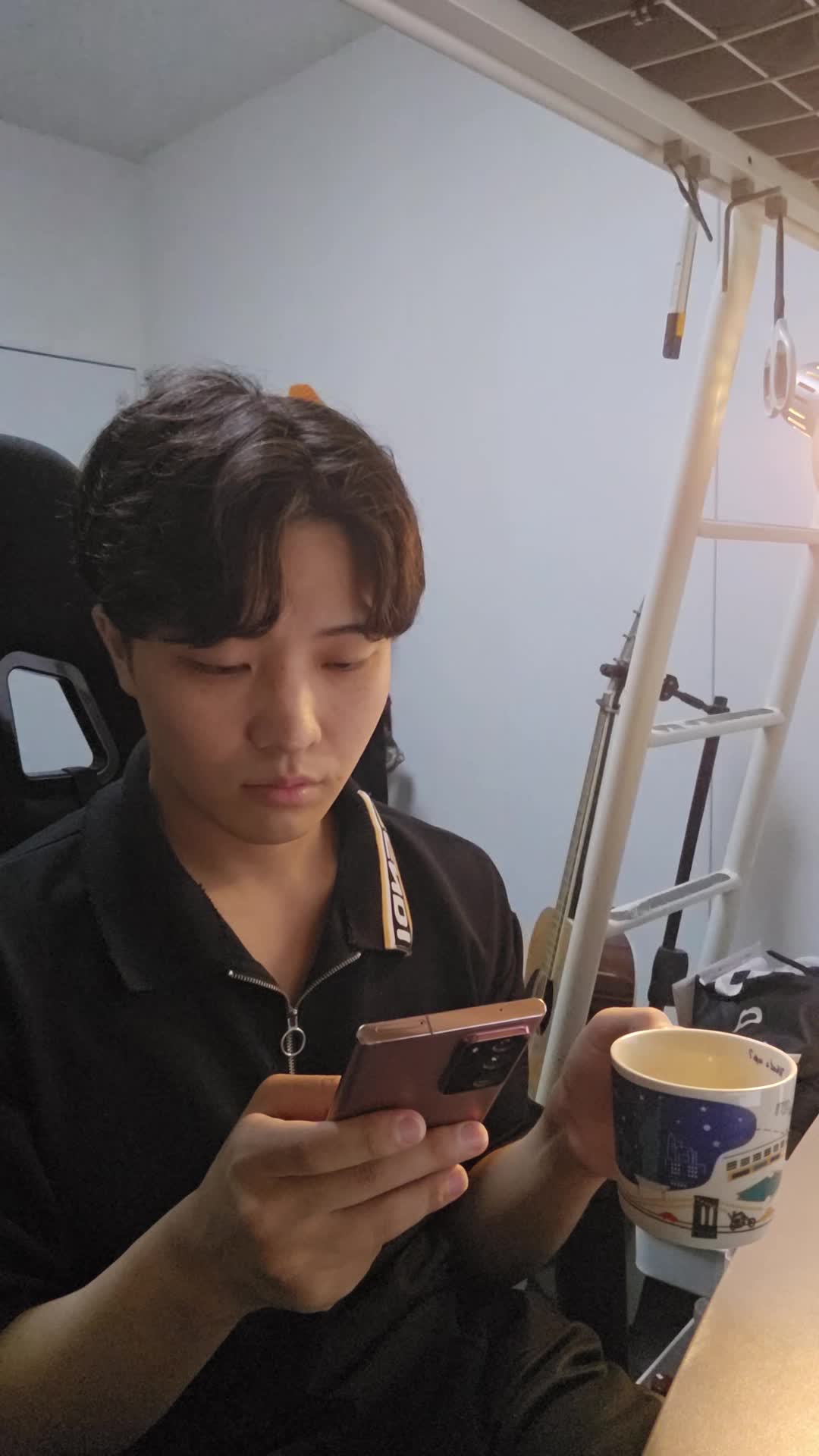 テーブルで飲み物を手に取り、「これで改善するなら試したい」と期待する微笑み