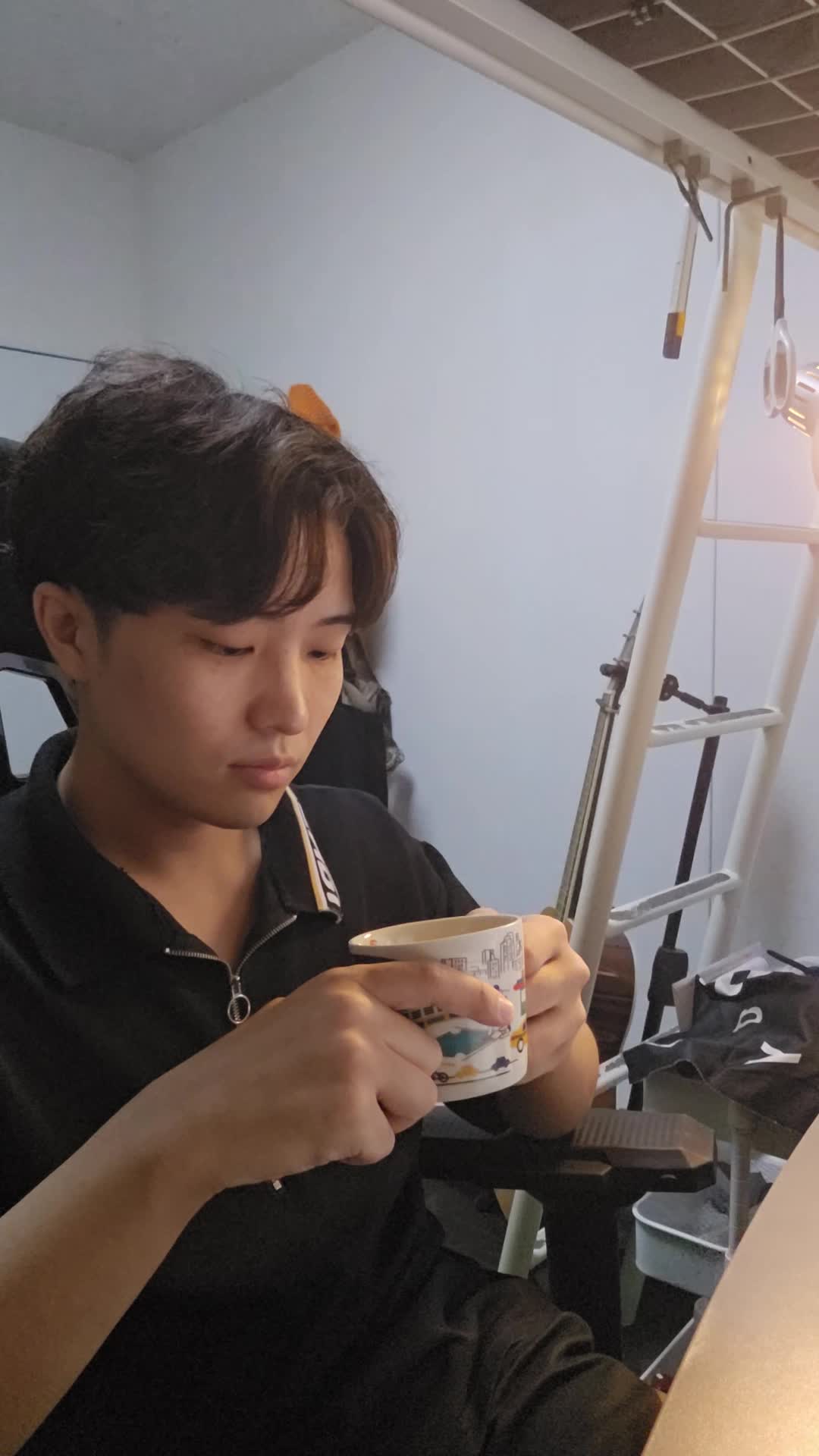 テーブルで飲み物を前に置き、「これが体に効けば嬉しい」と試す前の期待の様子