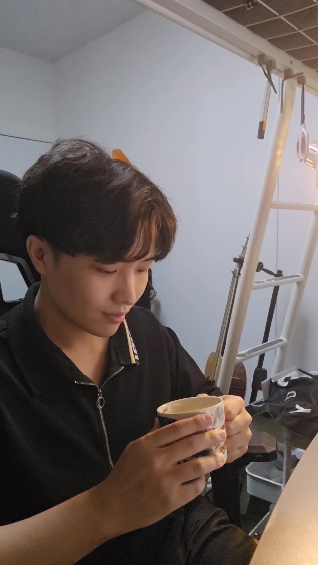 テーブルでカップを手に取り、「少しずつ体が良くなる期待を込めて飲み始める」微笑み