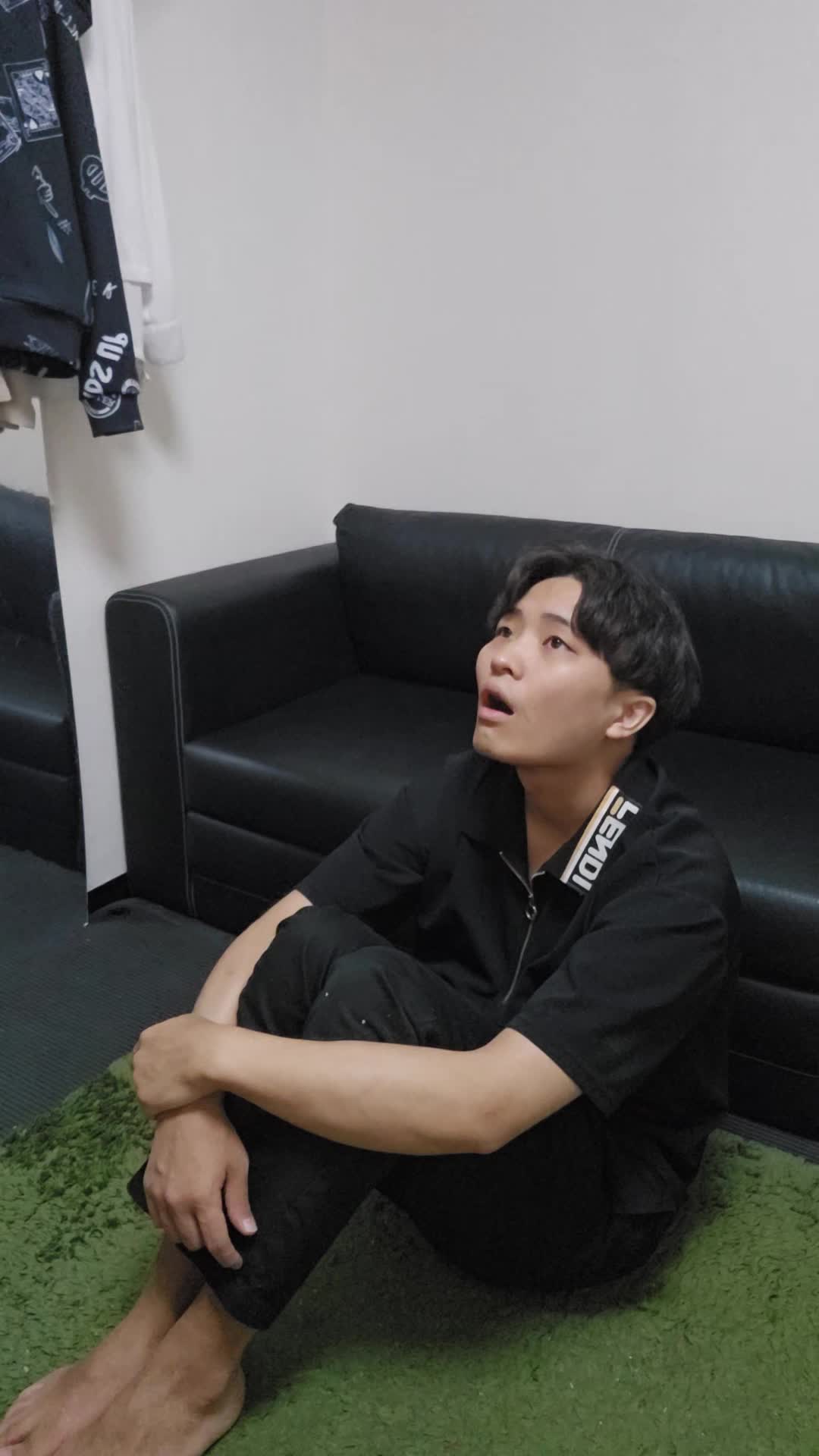 床に座り込み、「最近体が重くて動きが鈍い」と両手を膝に置いて考え込む姿