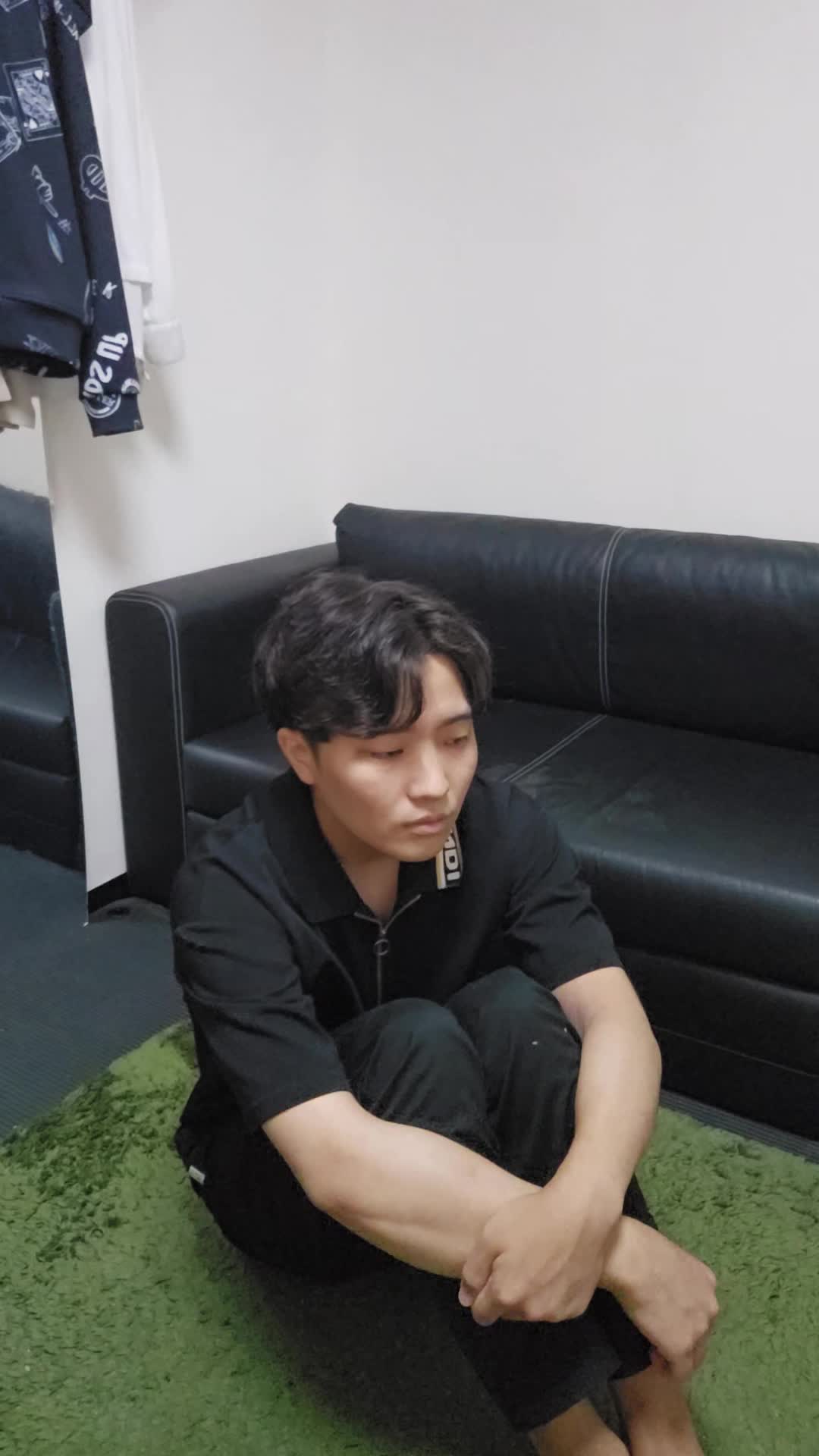 床で膝を抱えながら、「日中のエネルギー不足をどうにかしたい」と考え込む姿