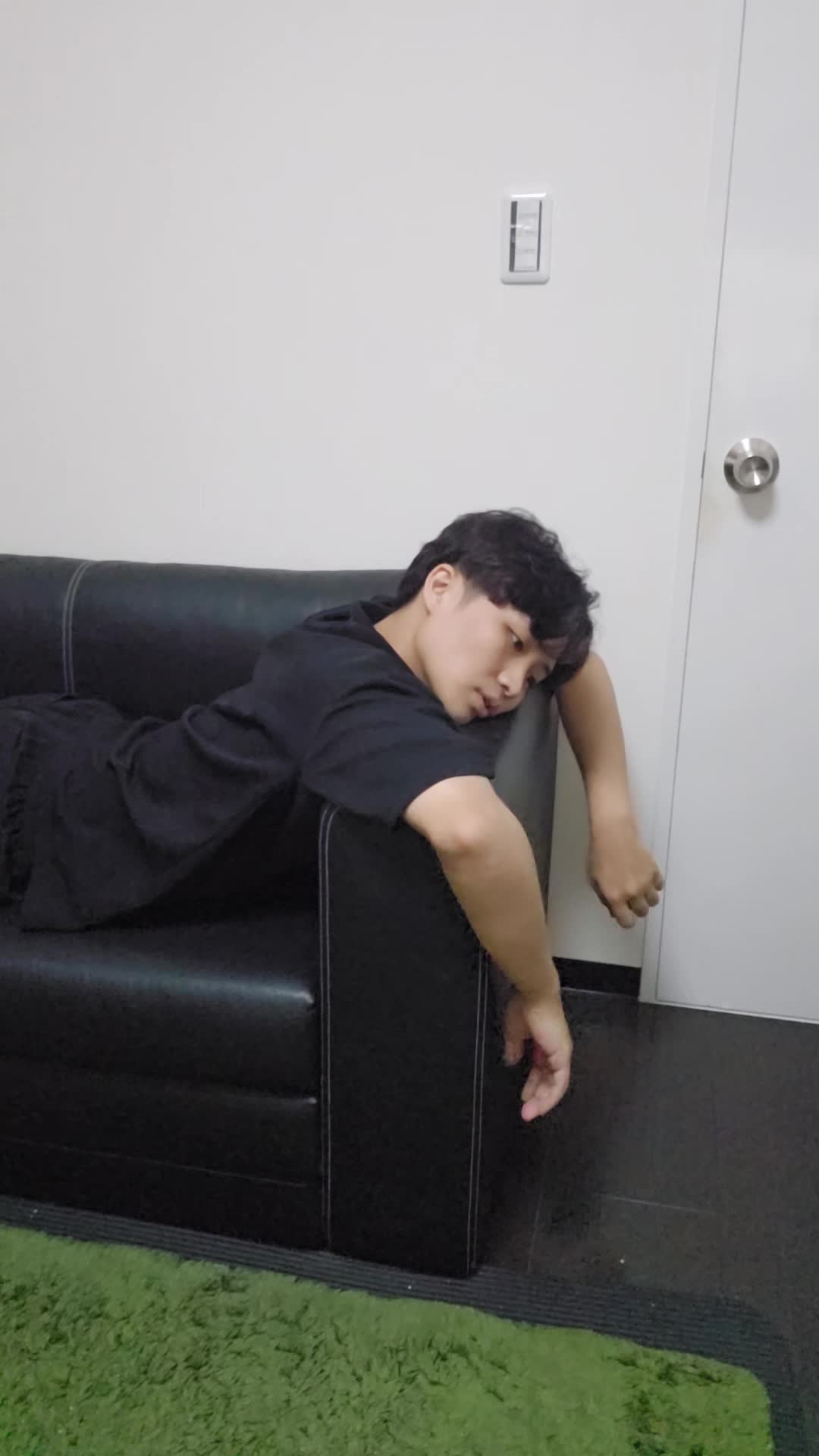 ソファーで横になり、「朝から体がだるくて起き上がれない」とうつ伏せになる動作