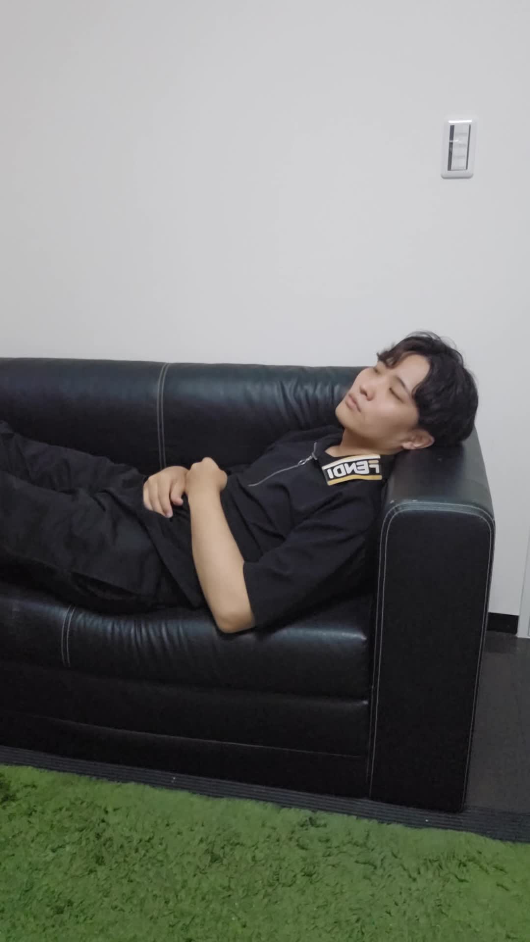 ソファーで横になり、「朝起きた時に疲労感が残っている」と困った表情