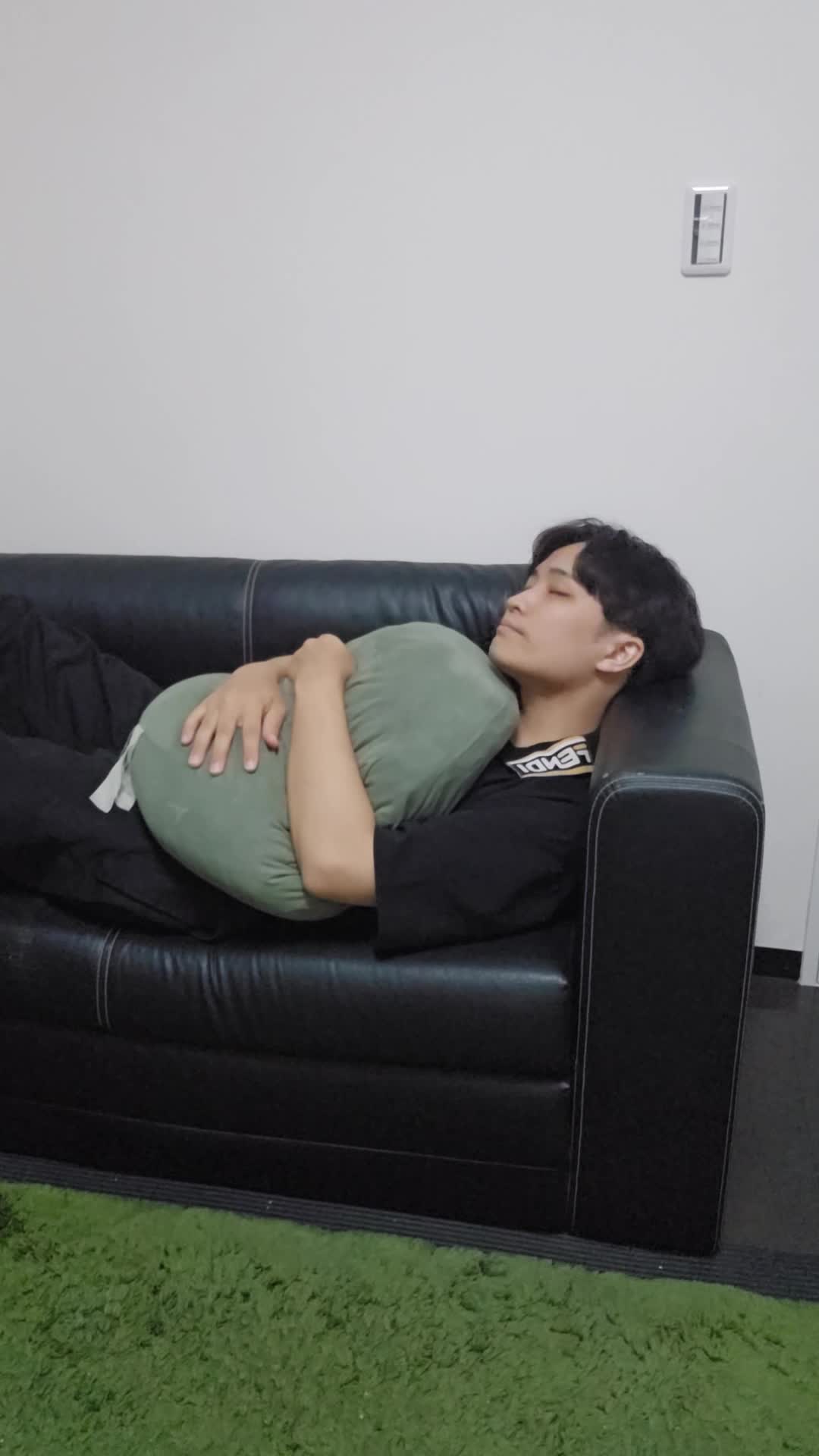 ソファーでクッションを抱え、「このドリンクを続けたら変化があるかな？」と未来を想像する表情