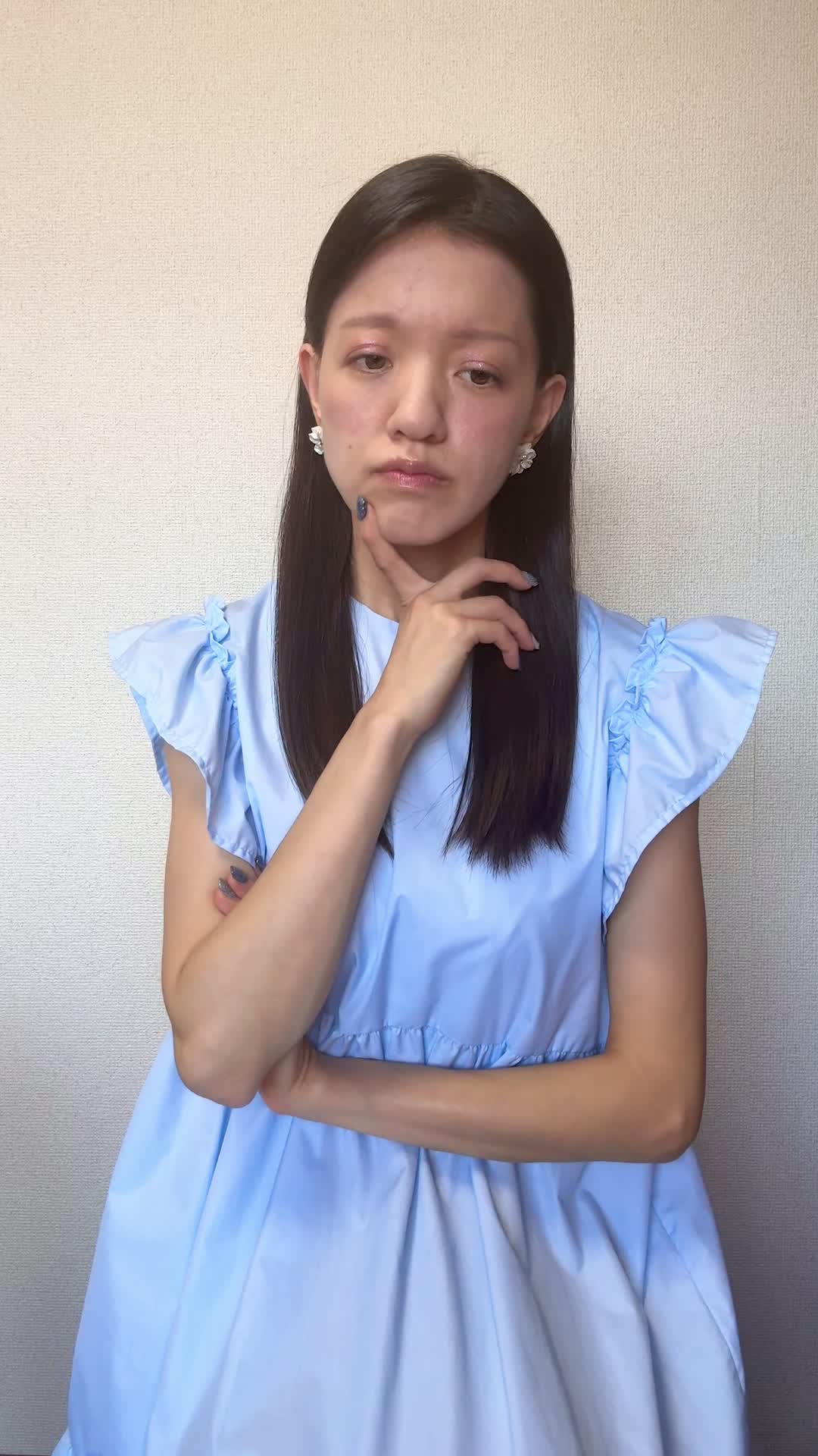 椅子に浅く腰掛け、「飲み物で少しでも元気を取り戻せる？」と悩む様子