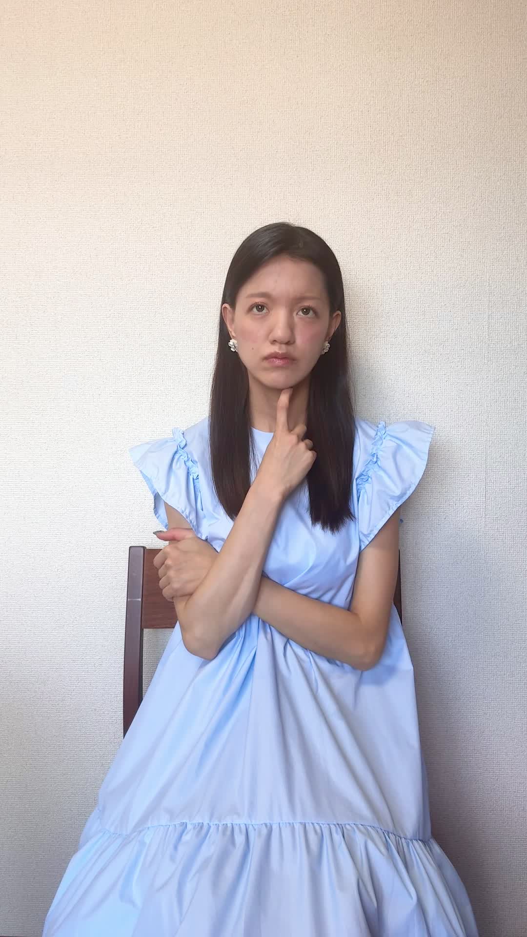 椅子に深く腰掛け、「体調を戻す方法をじっくり考えている」集中した表情