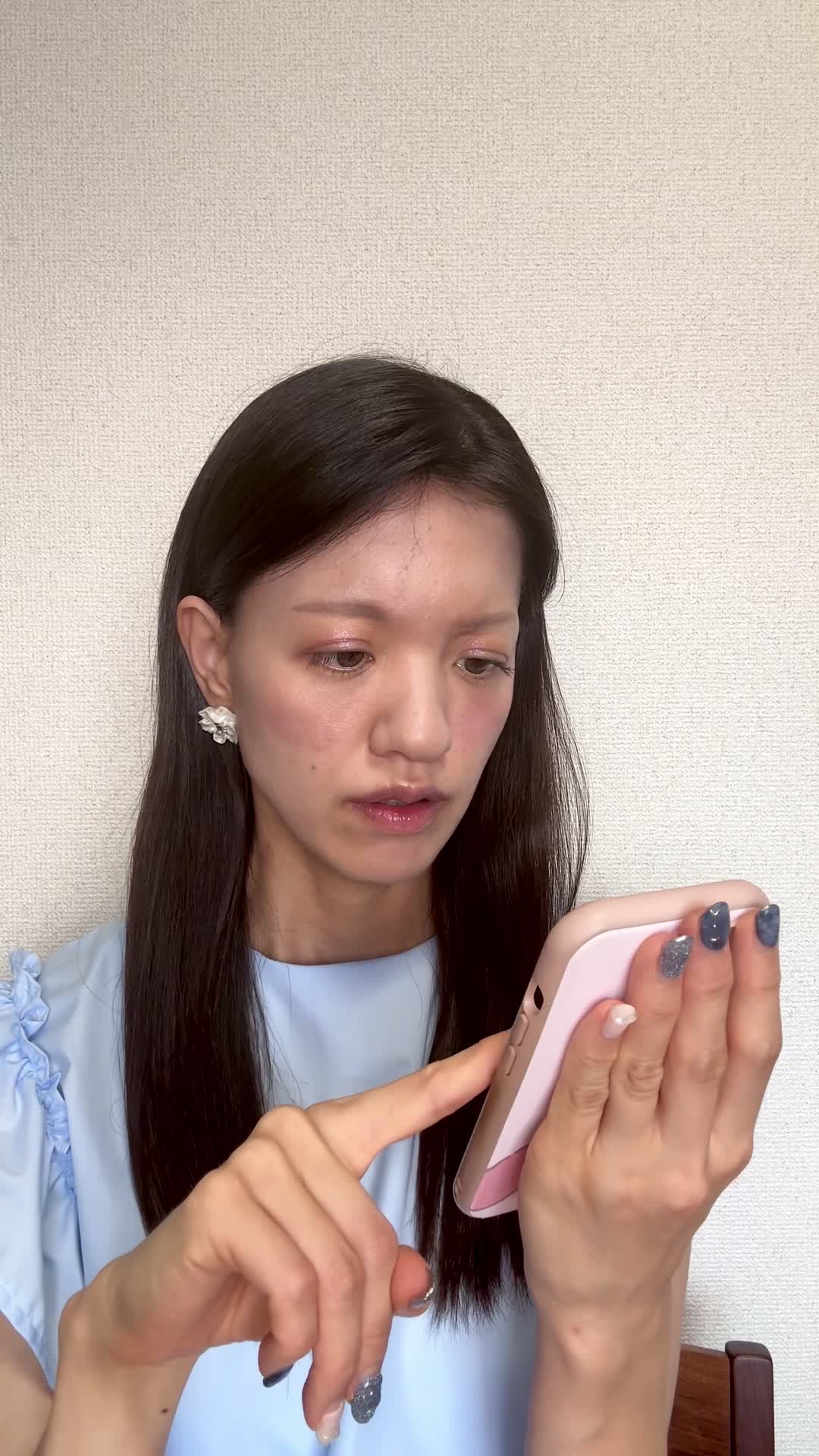 テーブルでスマホを見ながら、「体調を整える方法を必死に検索する」真剣な表情