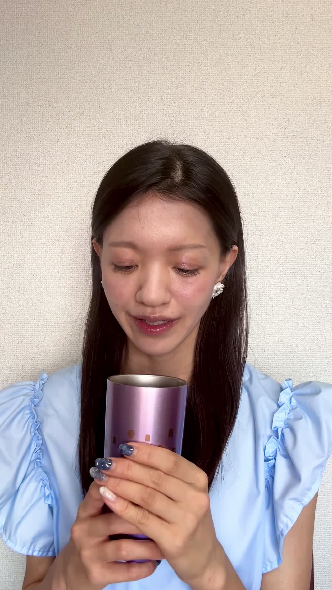 テーブルで飲み物を手に取り、「これで改善するなら試したい」と期待する微笑み