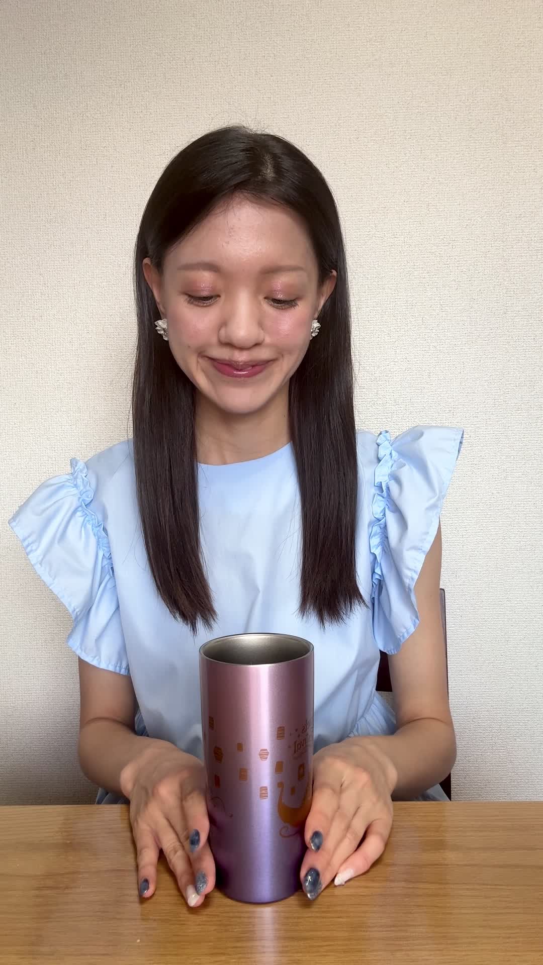 テーブルで飲み物を前に置き、「これが体に効けば嬉しい」と試す前の期待の様子