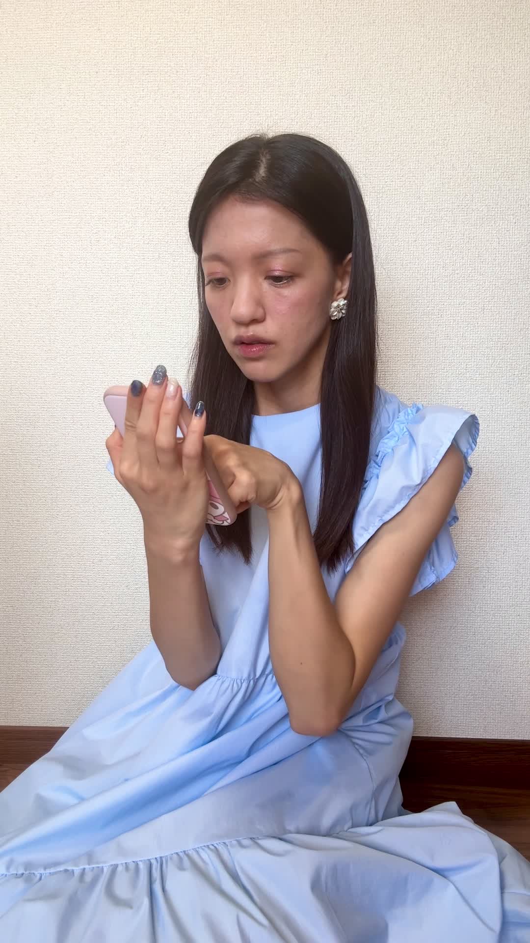 床でスマホを操作しながら、「健康ドリンクが自分に合うか調べている」真剣な姿