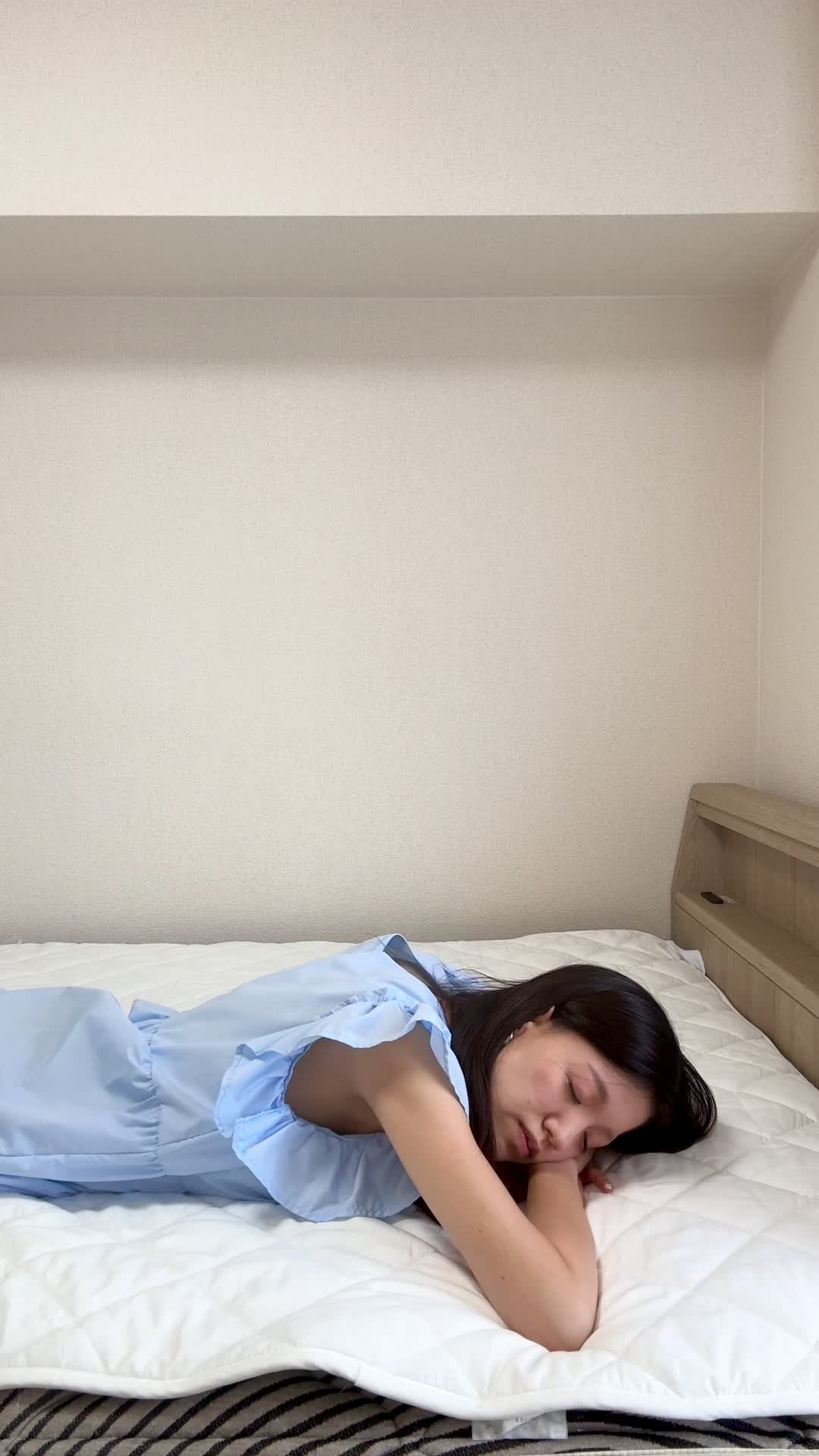 ベッドで横になり、「朝から体がだるくて起き上がれない」とうつ伏せになる動作